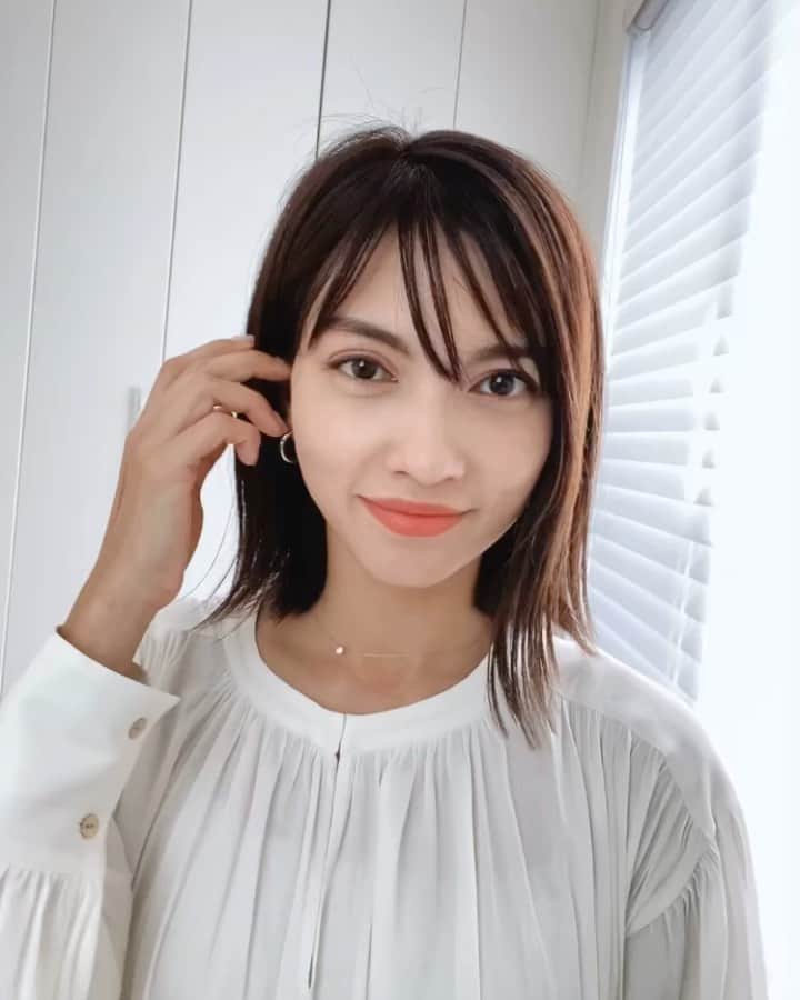 黒宮ニイナのインスタグラム：「先日、卒園式前に駆け込みメンテナンス行けました💇‍♀️ かなりカラーが落ちてたので、ネイビースーツに合うように暗めにしてもらいました✨ この写真はちょっと落ちてるくらいかな☺️長さは変わらず肩上ボブ🙋‍♀️ 外ハネしやすいように切りっぱなし💓これが楽すぎて助かってます😁  どんどん暖かくなってきて、桜もちらほら咲いてきましたね🌸 今年もお花見はできないかな〜 近所の公園にお散歩がてら少しみれたらいいな😊  #切りっぱなしボブ #ボブヘア #ヘアメンテナンス #春ヘア #ママヘア #ママ #2児ママ #mama #mamahair #mamalife」