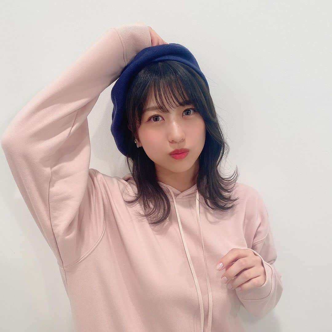 のインスタグラム：「. 私服ではなかなか被らないベレー帽ですが、 撮影で被りました👒💙  似合いますか〜？😂  #帽子 #ベレー帽 #shooting」