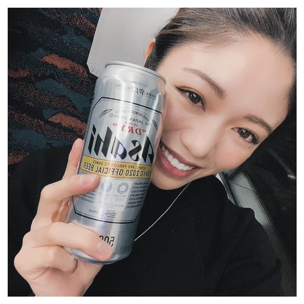 ARIKAのインスタグラム：「新幹線にて🚄 =꒱‧* . 仕事終わりのビール🍺 最高‪𓂃 𓈒𓏸໒꒱  . #旅行 #越後湯沢 #温泉 #スキー #スノボー #旅館 #新潟 #仕事終わり #ビール #最高 #新幹線 #女子旅 #trip #旅行好きな人と繋がりたい #休日 #エステティシャン #美容 #ダイエット #instagood」