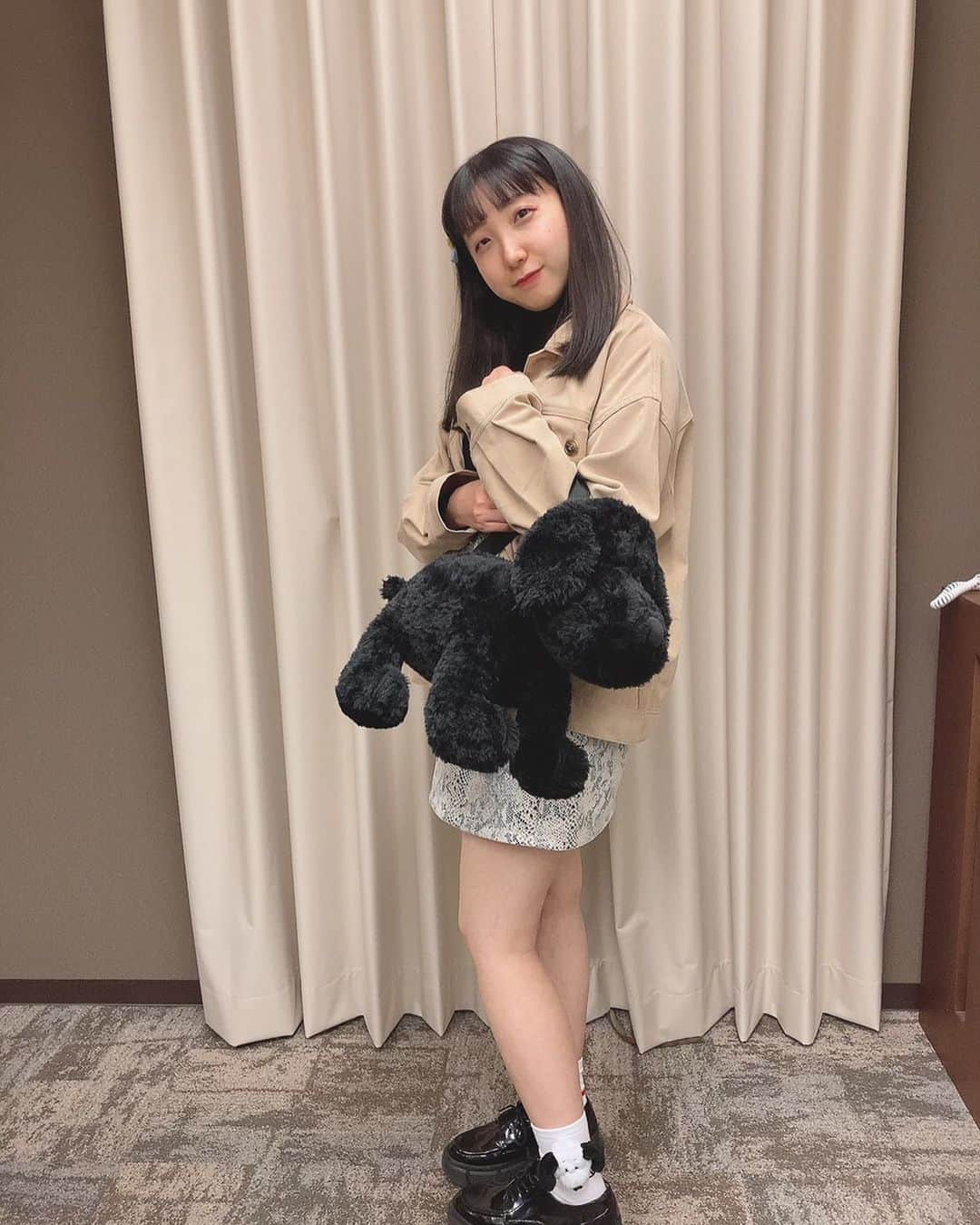 山田愛奈のインスタグラム：「アンゴラ村長さんに誕プレ頂きました！ merryjennyのスヌーピーバック！ 白と黒のお色があったのですが、白が売り切れだったのでやむなく黒をお迎えしたした。黒犬です。 アンゴラ村長ありがとう～♡♡  にゃんパーで配信してます → https://youtu.be/Gt0e_qIFbVo  #merryjenny  #スヌーピー #誕プレ」