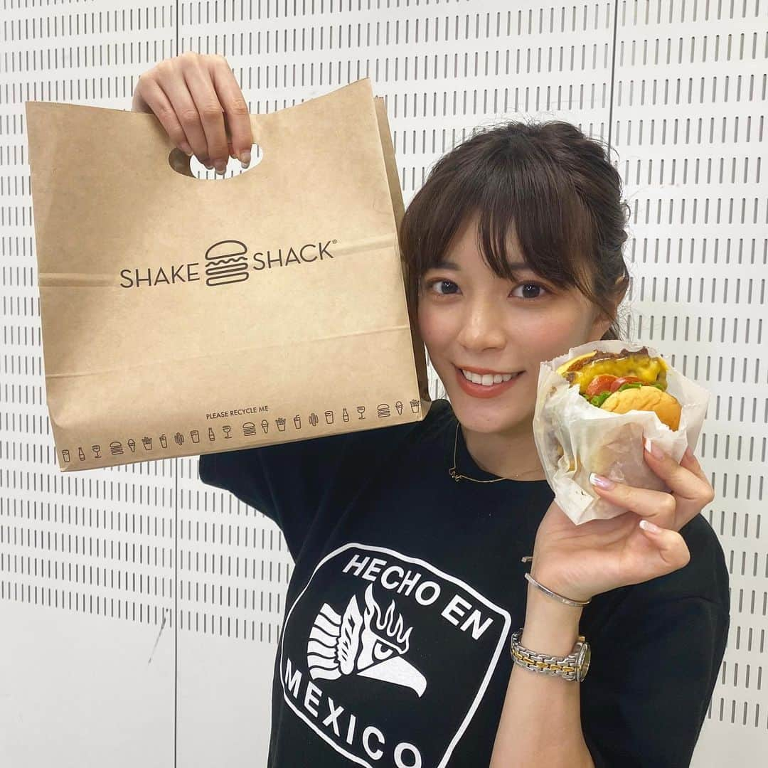 三谷紬さんのインスタグラム写真 - (三谷紬Instagram)「* 新日ちゃん。収録の時は 登場率が高い 「SHAKE🍔SHACK」💓 先日の収録でもモグモグ🥳 この日の収録はデスペさんTシャツでした🧐 今夜の新日ちゃん。は 新企画「タイムトラベル🕰アーカイブ」を放送予定です👀 お見逃しなく〜♡ * #新日ちゃん#shakeshack#シェイクシャック#ハンバーガー#🍔#humberger#六本木#鈴木軍#エルデスペラード 選手#タイチ 選手#金丸義信 選手#Tシャツ#新日本プロレス#テレビ朝日#アナウンサー#三谷紬」3月19日 20時06分 - mitani_tsumugi