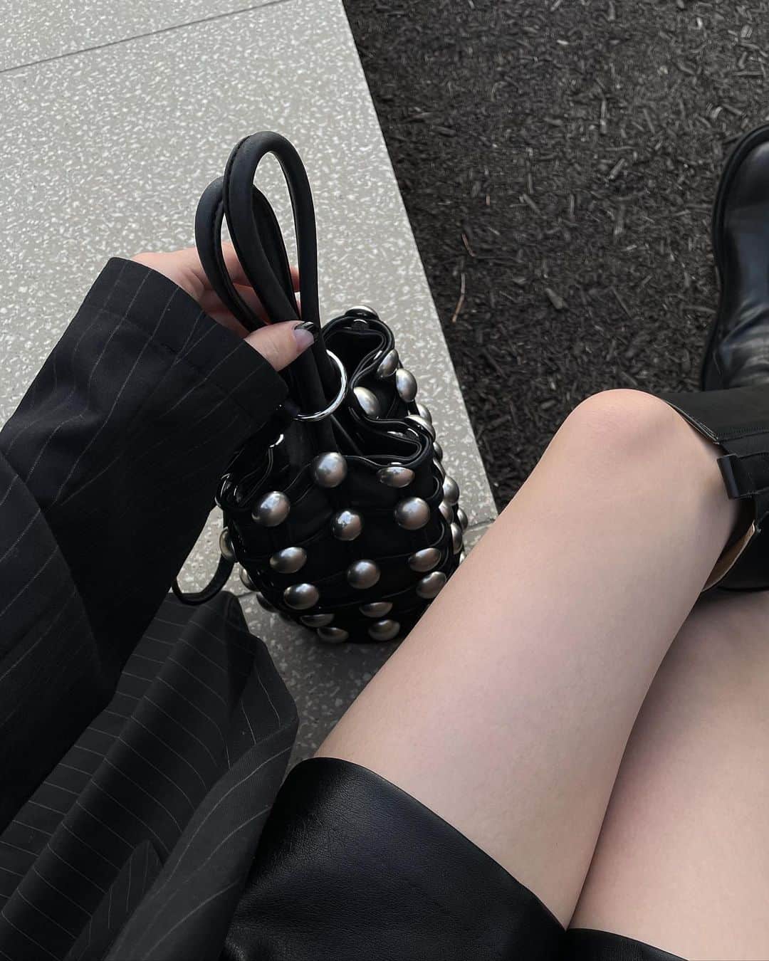 中村くるみのインスタグラム：「． 家のバッグ収納整理してたら、 2、3年前に買ったwangのバッグ出てきて やっぱかわいいわぁってなったෆ かわいいのはずーっとかわいいな〜♥ ってかバッグありすぎて、フリマしたい、、、  今日はね、 でっかいホットケーキ食べて幸せだった〜🥞♥ ミルフィーユもボルシチもパンも笑 ストーリー載せたんだけどずっと気になってたとこ！最高だった！  #alexanderwang」