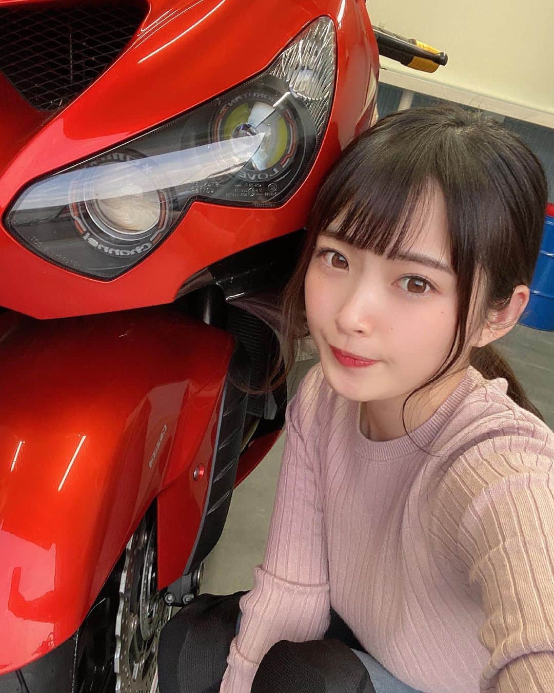 AMIのインスタグラム：「・ ・ 半顔14r🥺 暖かくなってきてツーリング行きたい欲が爆発してる🥺早く遠出したい✊🏻 ・ ・ ・ #バイク #バイク女子 #bike #バイクのある生活  #バイクのある風景  #バイクが好きだ  #バイク好きな人と繋がりたい  #バイクウェア #kawasaki  #z900rs #zx14r」