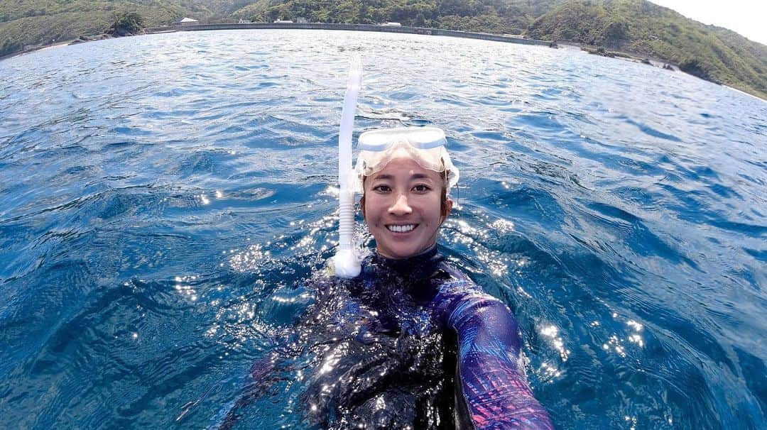 金子藍さんのインスタグラム写真 - (金子藍Instagram)「広い海を泳ぎたい放題  珊瑚や魚ばっかり下を見て好き勝手進んでると、方向見失うから注意🤣  #沖縄 #沖縄旅行 #シュノーケリング #シュノーケル #roxywetsuits #ロキシー #海 #osmoaction」3月19日 20時16分 - aikaneko_surf