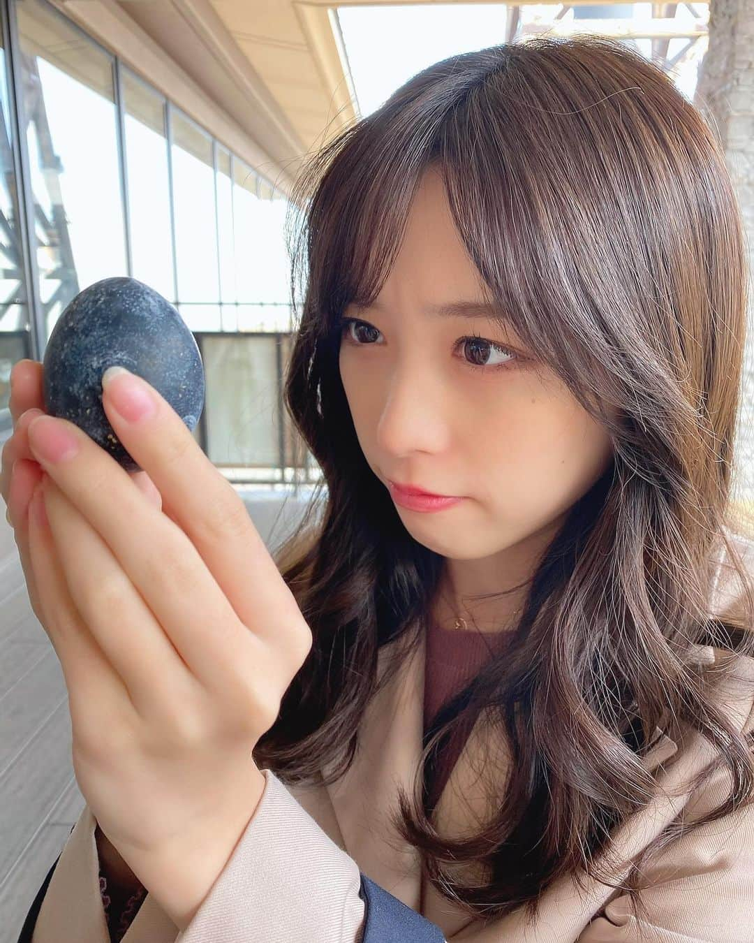 依田奈波さんのインスタグラム写真 - (依田奈波Instagram)「見つめる先には、、、﻿ ﻿ ﻿ ﻿ 黒たまごを忍者型に剥いてにんまり😛﻿ ﻿ 食べると寿命が7年伸びるって言われてるよ🥚﻿ ﻿ ﻿ ﻿ #大涌谷 #大涌谷黒たまご #箱根ロープウェイ #黒たまご #箱根温泉 #にんにん🥷」3月19日 20時27分 - nanami_yoda