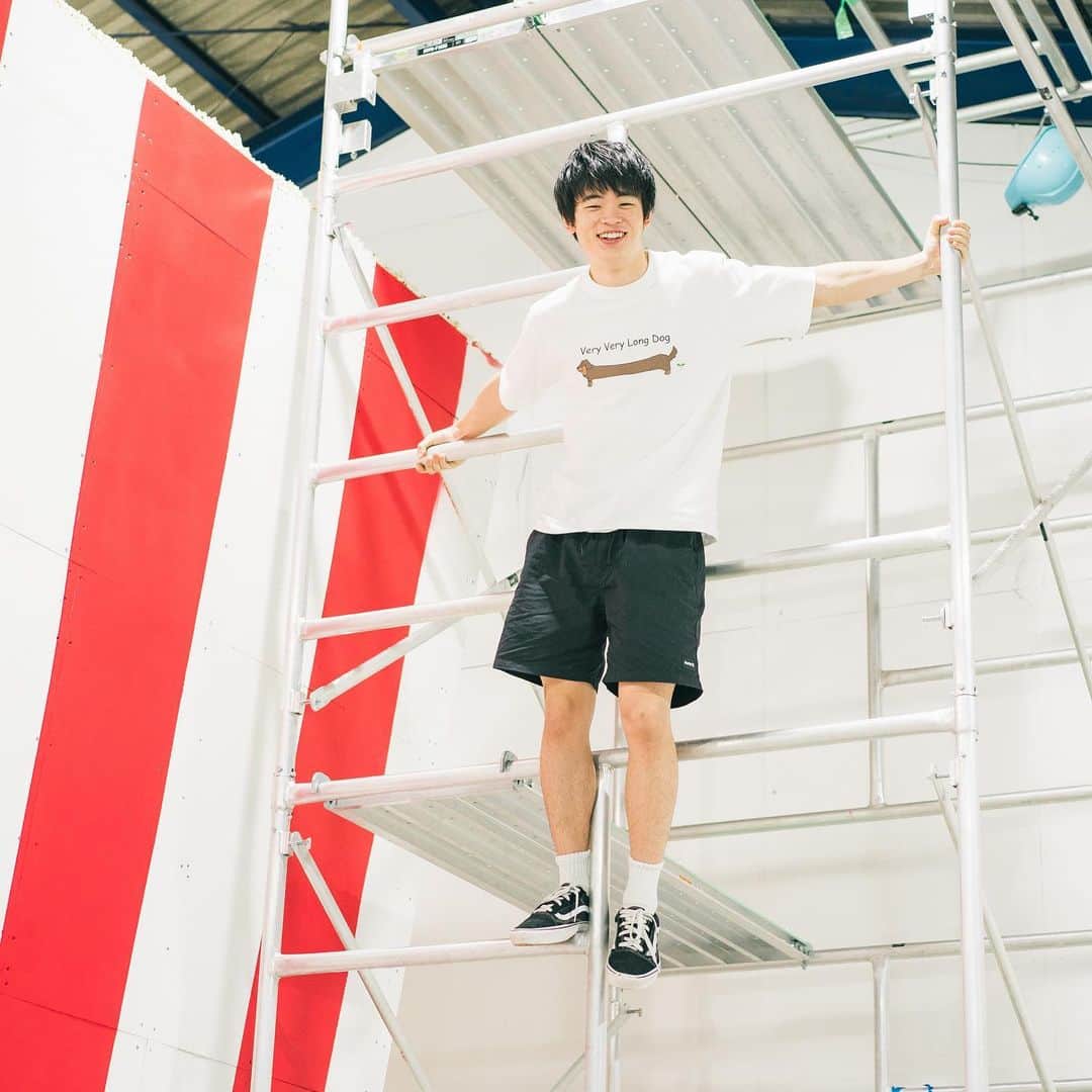 すしらーめん《りく》のインスタグラム：「"Very Very Long Dog" シリーズ、復刻㊗️🎉 色々な方々に着て頂けて嬉しかったです。ありがとうございます！ PS.落とし穴何度落ちても怖い #veryverylongdog #dog #犬」
