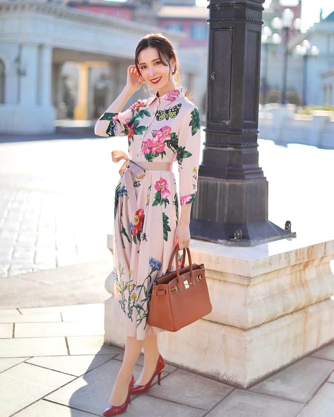 瀬戸早妃のインスタグラム：「明日発売のオードリーワンピースです🎀 ウエストのリボンベルトは取り外しできます🧸 ミモレ丈でエレガントなデザインがお気に入り👗観劇コーデにも◎😌✨  ︎︎︎︎☑︎dress @montresorsaki  3/20（土）12:00〜新発売🛒  . #montresor #モントレゾール #newdress #春コーデ #春服 #大人可愛い #大人可愛いコーデ #cordinate」