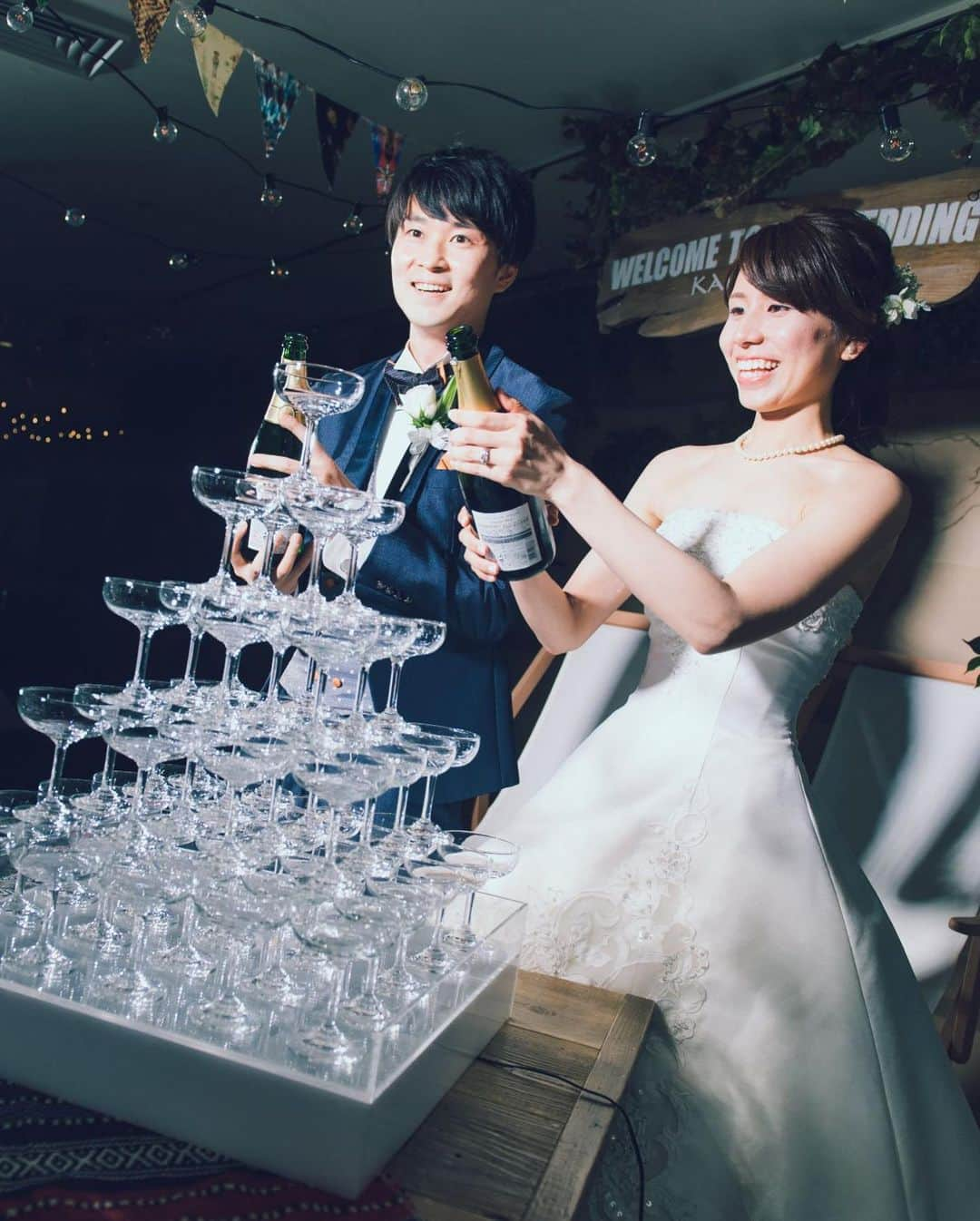 hacocoro weddingさんのインスタグラム写真 - (hacocoro weddingInstagram)「@hacocoro_wedding . お二人の表情が とっても可愛らしいこのお写真˖⋆  シャンパンのボトルを開ける時 ドキドキとしながらも コルクが頑固で なかなか苦戦する事も多いのですが っぽーん！となった瞬間は 皆さまこのお顔☺️  パーティの始まりです！ .  有料オプションのシャンパンタワーは 演出の後はバーカウンターでお配りする、 衣装をまとったブライズメイド、 グルームズマンがお配りするなどなど 感染対策を考慮しながら、実施が可能です☻ ぜひご相談くださいね♪ ------------------- #hacocoro をつけて、 皆さんの素敵なアイデアをシェアしてね⁂* 公式IGにてリグラムされるかも♡ ------------------- #暮らしのそばに心ふるえる体験を #ココロつながる笑顔の連鎖」3月19日 20時37分 - hacocoro_wedding