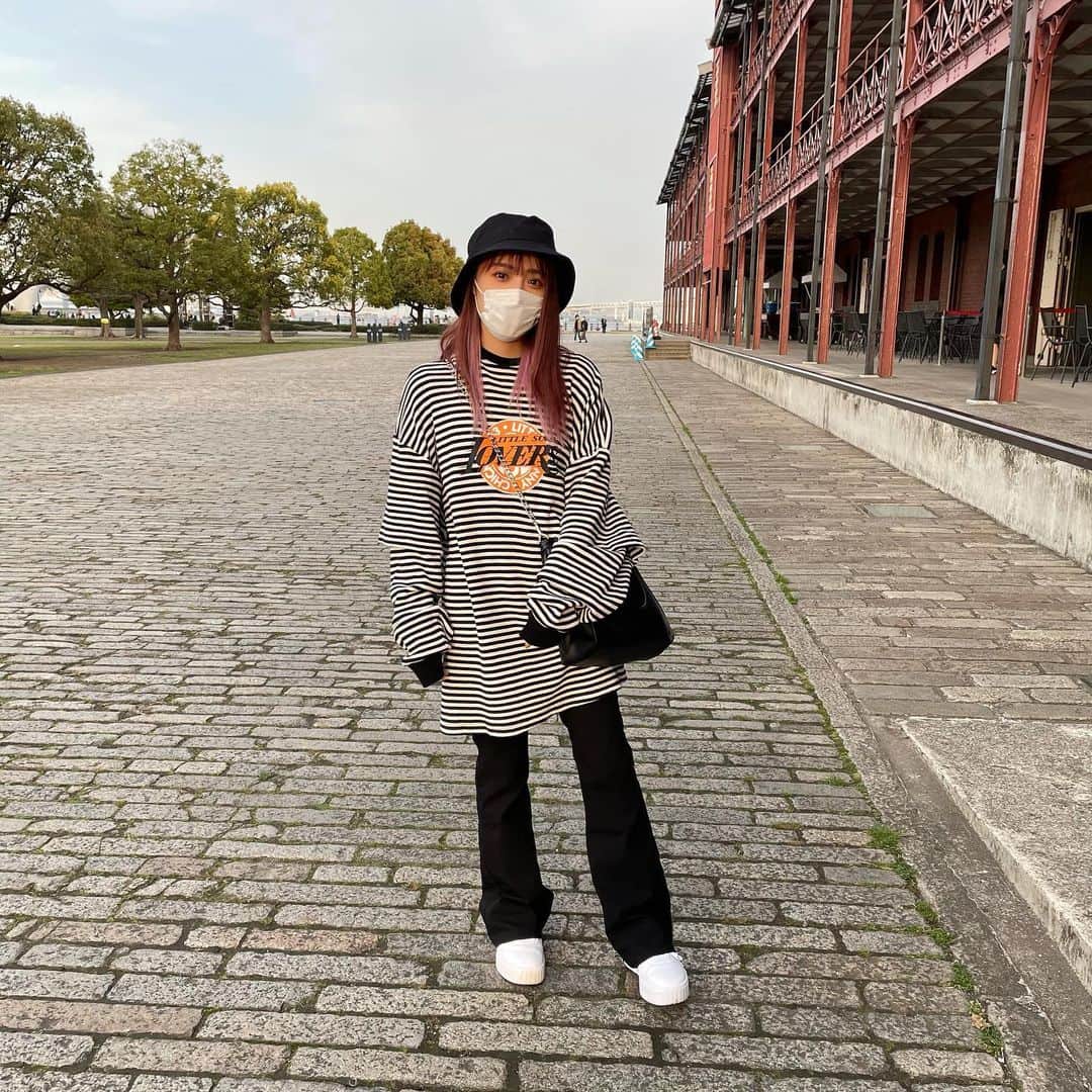 のインスタグラム：「アウターなしでいける季節になってきた🌸 . まだまだ怖いから全然外出れないけど😭 久しぶりにだぼな格好したけど やっぱだぼが好き🥲💞 . そしてやっとおろせたスニーカー！ 厚底で可愛いんだ、、、 . . #code #spring #低身長コーデ  2枚目にタグ付けしてる✌️帽子はたぶんBEAMS🧢」