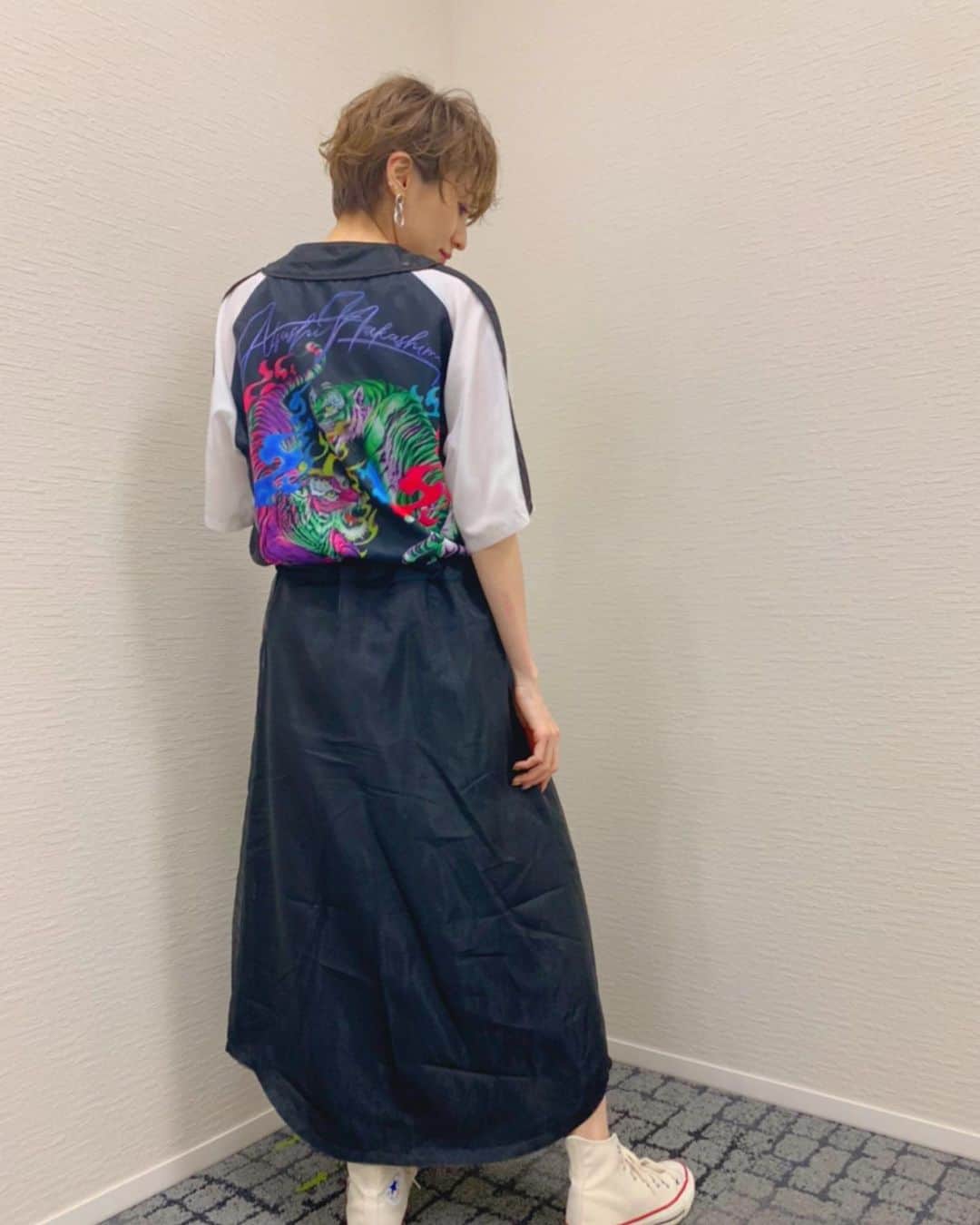南明奈さんのインスタグラム写真 - (南明奈Instagram)「昨日から配信されているAPEXの番組で着た　@atsushi.nakashima のワンピース、後ろがかわいかった✨‼︎ ピアス　@danaethefashion  靴　@converse_jp   #APEX」3月19日 20時59分 - akinaminami