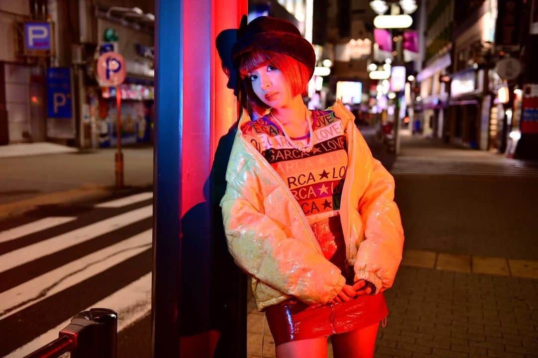のインスタグラム：「🌛📷  #mushream デビューシングル発売まであと5日  #藤井マリー 2nd DVD発売まであと1日  いろんな私をお届けします◎  #photography #music #artist  #japanese  #shorthair #japanesegirl #makeup #CD #colorful #streetfashion #shibuya #TOKYO #nightview   定期プロフィール🥀  #くびれ 55cm #おしり 1m #砂時計くびれ #脚  #レースクイーン #グラビアアイドル #talent #mixgirl  #骨格ストレート #トレーニング女子 元 #美容部員 #茶髪ショート #日焼け肌 #ショートカット」