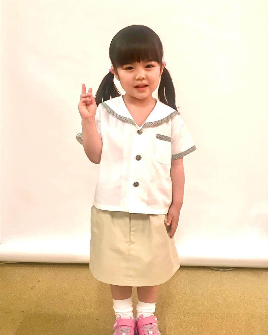 のインスタグラム：「🎀最終回まであと3日🎀﻿ ﻿ つぐみちゃん…！！﻿ いつの間にこんなに大きくなってぇ…😭✨　﻿ と、全視聴者を親戚のおじさんおばさん化させてしまうパワーのある写真です👍✨﻿ ﻿ シーズン1(1枚目)とシーズン2(2枚目)を比べると、つぐみちゃんの成長が分かりますね☺️﻿ ポージングもきまってる〜👍✨﻿  最終回ではもうすっかりお姉さんなお顔のつぐみちゃんを堪能してください💗﻿ ﻿ #監察医朝顔﻿ #朝顔﻿ #加藤柚凪﻿ #最終回3月22日月曜夜9時放送﻿ #上野樹里﻿ #時任三郎﻿ #風間俊介 #山口智子﻿ #フジテレビ﻿」
