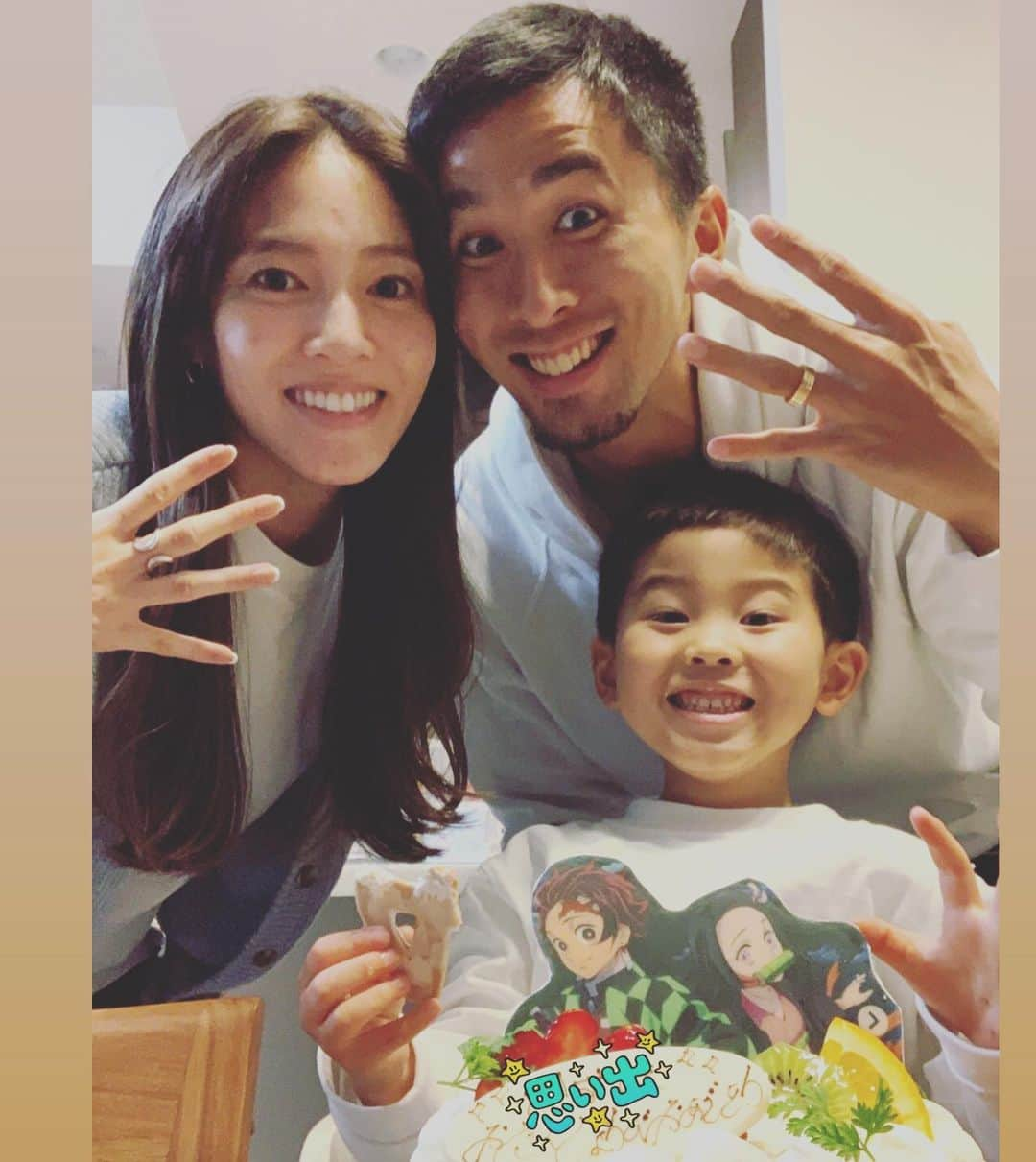 前田直輝のインスタグラム：「今日は息子の 4歳の誕生日！！！  最近は、成長が嬉しくもあり何故か悲しくも、、、、  これからも、 いっぱい笑って、いっぱい遊んで、 楽しい事いっぱいしよーなー！！！  happy birthday!!!!!!!!  #happybirthday  #4歳 #やんちゃ坊主  #ケーキ落としそうで笑顔ひきつってる笑  #最近はポケモンと少し鬼滅 #ゴールパフォーマンスどうしよ #パパはポケモン #リザードンとかしか知らない #考えます笑」