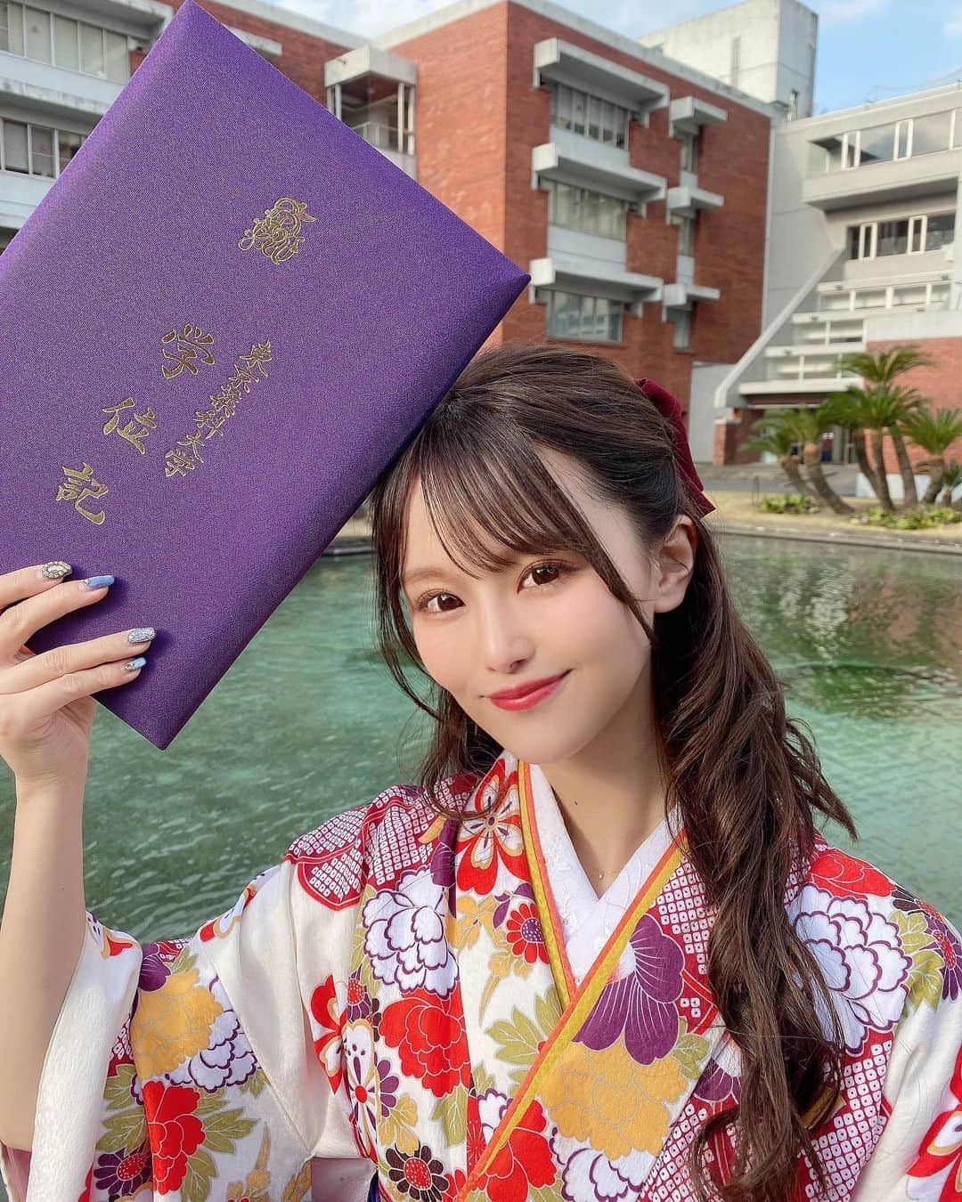 吉田恵美さんのインスタグラム写真 - (吉田恵美Instagram)「本日、4年間通った東京薬科大学を卒業しました🎓㊗️  みんなによく卒業できたねって褒められたけど、友達や先生、大学の事務や実習担当の方、家族のおかげで仕事と両立してストレートで卒業できました。本当にお世話になりました！  入学した時は特待だったのに卒業時は下から数えた方が早い…😂  テストも実習もレポートも研究室も全部大変だったけどいい思い出です🧪⚗️  1年生の時にたくさんの応援をしてくれたおかげでミスコンでグランプリを取れたり、ポンコツすぎる私のためにテストの前日に滑り込みで勉強教えてくれたり、レポートの締め切りギリギリだよ！って教えてくれたり、感謝しかありません🥺  あと、高校生まではめぐとかめぐちゃんとしか家族にも友達にも呼ばれてなかったんだけど 大学のお友達はめぐみって呼んでくれたのもとっても嬉しかった！4年間の特別☺️  入学式を昨日のように思い出せるくらい、ほんとーーーにあっという間の4年間でした！  学生生活が終わる実感は全くないけど、これからは社会人として素敵な女性になれるように努力していきます✨  #東京薬科大学  #卒業式 #卒業式袴  #卒業式ヘア」3月19日 21時27分 - _yoshida_megumi