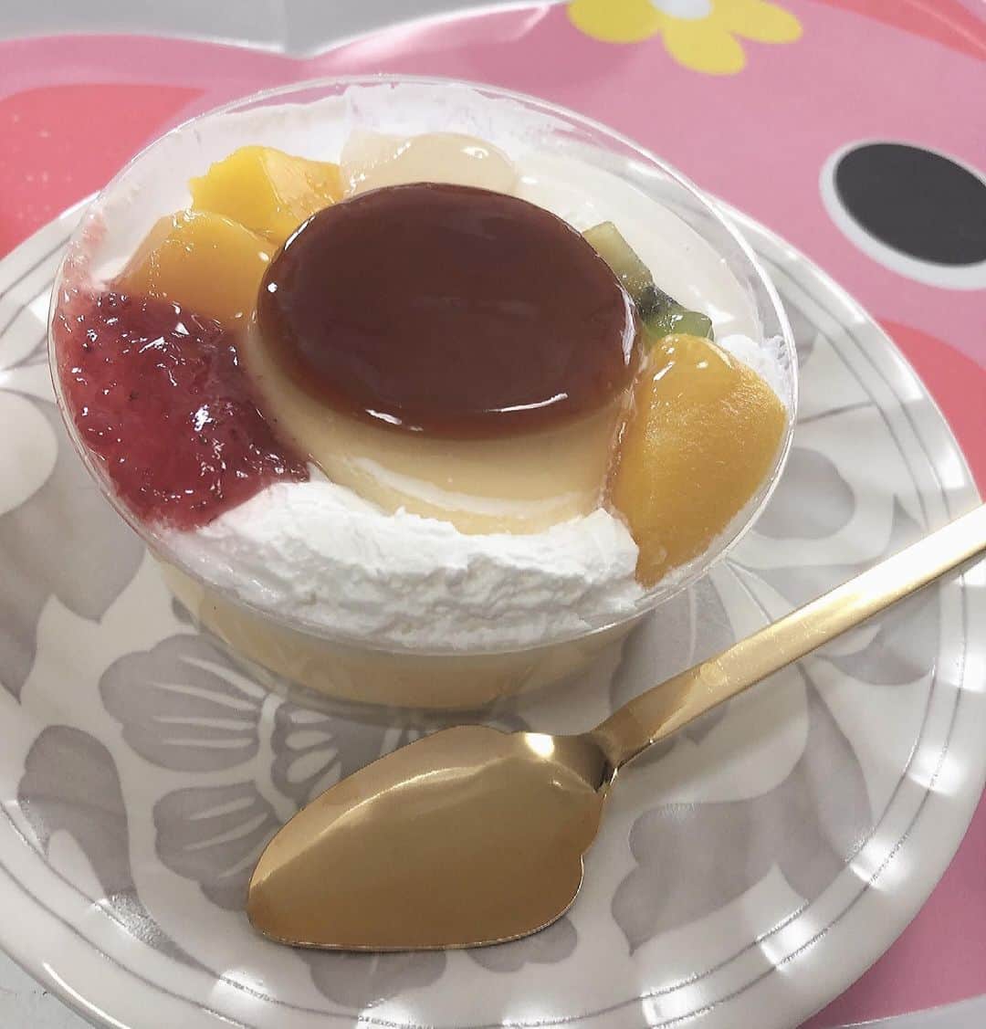 尾野寺みさのインスタグラム：「﻿ 友達の家で頂いたプリンアラモード﻿ ﻿ ﻿ ﻿ #おうちカフェ #おうち時間﻿ #卒業式 #高校三年生 #実家﻿ #おばあちゃん #優しすぎ」