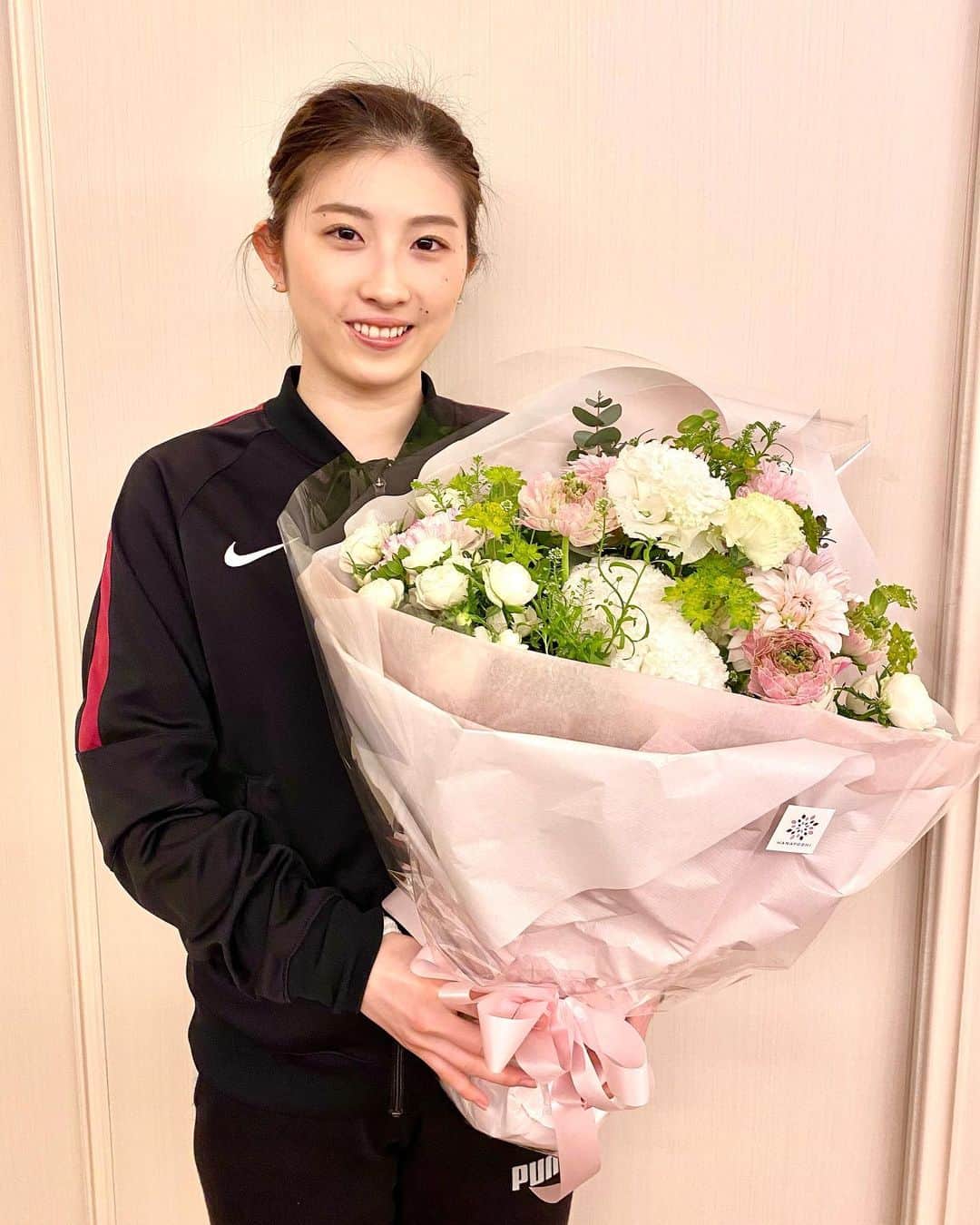 永井優香のインスタグラム：「.  応援してくださった皆さまへ  先日の明法オンアイスをもって、15年間続けてきたフィギュアスケート競技を引退いたしました。  いつも近くで支えてくれた家族、先生、友人を始め、私の拙いスケートを最大限に活かしてくださった振付の先生、衣装さん、多くのチャンスを与えてくださったスケート連盟の皆さま、練習環境を整えてくださったスケートリンクのスタッフの皆さま、温かい応援をしてくださった皆さま…数え切れないほど多くの方々からの協力や応援のおかげで、最後と決めた時まで幸せな競技生活を送ることができました。これまでお世話になった方々には、ありがとうという言葉を何度伝えても足りないくらい、感謝しています。  今後はスケートとは別の道に進みますが、スケートを通じて得たかけがえのない大切な思い出と、受け取ったご恩を忘れずに、常に謙虚に、周囲に優しく、社会に良い影響を与えられるよう、日々精進して参ります。  長い間、ありがとうございました😊  Hi everyone,   I’ve decided to retire from figure skating.   Thank you all for the support and amazing memories! Because of you guys, I was able to continue my skating career to the end.  Throughout a 15-year career, I was able to meet amazing people all over the world and gain lots of wonderful experiences.  I'd like to express my gratitude to my family, coaches, friends and the countless people who have supported me.  Thank you so much❤️  #いつも綺麗なお花ありがとうございました💐❤️」