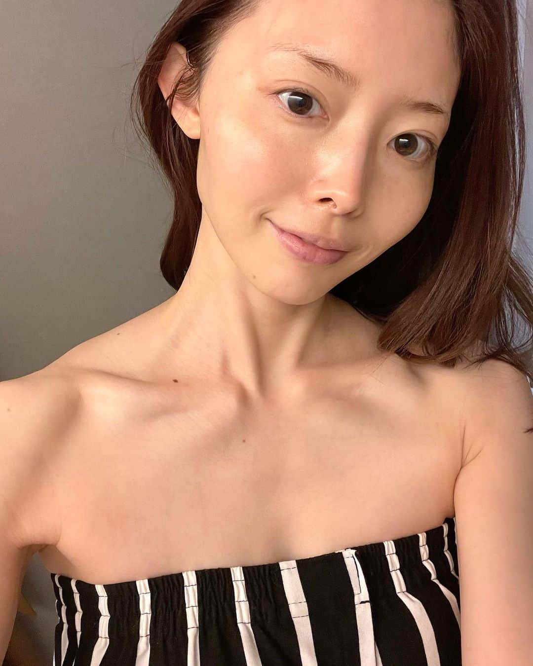 松田唯花さんのインスタグラム写真 - (松田唯花Instagram)「明日オープンするフェイシャルエステサロン『アンジェラックス スキンケアセンター渋谷』へ。場所はミヤシタパークのほぼ目の前！　 目玉は、あの『エンビロン』のスキンケアアイテムを取り揃えていて、”日本初のスキンケア道場”というところ。 “日本初のスキンケア道場”というのは、最短２か月で卒業できるコースがあって、その間に使うスキンケアアイテムは肌診断によって最適となった『エンビロン』をライン使い（かなり豪華！）。さらに1回75分のトリートメントが8回、LINEサポートもついているそう。2か月￥298000（税抜）で、ファンデーション不要の肌に導いてくれる。受けたい……！　 これだけ色々ついてきて美肌になれるなら投資する価値は確実にある。  今回は、フェイシャルエステを体験させていただきました✨ トリートメントの前に、日本初上陸の美肌診断機「MeituEve（メイツイヴ）」で今の肌、未来の肌を診断。毛穴、黒ずみ、シミ、シワの現在の数、肌の奥深くにある数、それぞれの数年後の状態などが分かる最新の機械で、現実としっかり向き合えます😂👍 今までのケアの答え合わせになって、これから自分がどういうケアをしていけばいいのか分かるので、ここに来たら絶対に受けるべしです！　  トリートメントは、クレンジングからパックまで。エンビロンのフェイシャルエステは筆を使うのが特徴で、くるくると肌を優しくマッサージされるのが気持ちいい♡　気持ちよすぎて寝てしまうほど😂  たった1回で肌全体が一気にトーンアップして、透明感が出て感動！　 1枚目は、iphoneの内カメラで撮ったトリートメント直後です。レーザーではないのでさすがに悩みのシミやモヤモヤはそのまま残っているけど、肌色はパァッと明るくなりました☀️ 「私ってこんなにくすんでたの⁈」と思ったけど、ポジティブに考えれば「ここまで透明感が出るんだ！」て知れて嬉しい☺️ 肌触りもツルツルスベスベになって、ファンデーション無しで帰れちゃいました！　  『アンジェラックス スキンケアセンター渋谷』、明日オープンなのでエンビロンやスキンケア道場が気になる方は要チェック！  #environ #angelux #skincare #エンビロン #エンビロンエステ #スキンケアセンターアンジェラックス #アンジェラックス #フェイシャルエステ #渋谷エステ #スキンケア道場 #スキンケア #美金 @angeluxskincare @environ_jp」3月19日 21時56分 - yuika_matsuda.official