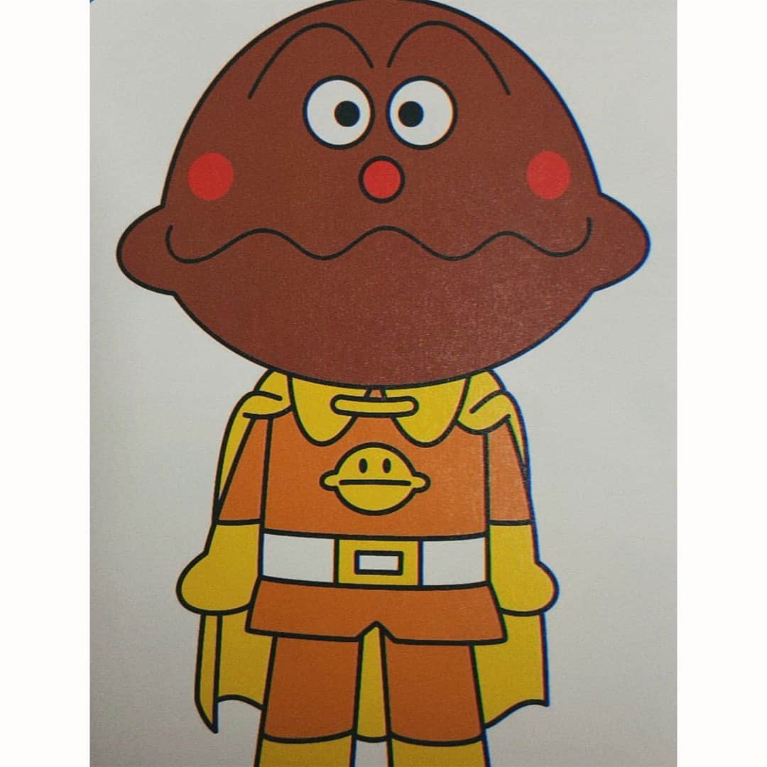西山なずなのインスタグラム：「🟠 カレーパンマン 🟠 次のキャラクターは、カレーパンマン！！！ アンパンマンのなかまで、 気が短くて少し怒りっぽいけどすごく頼りになり、 アッツアツのカレーを吹き出して戦うのが特徴の一つ。 カレー作りがとっても得意でみんなの人気者なんです！ . カレーパンマンは、 1988年10月の第2話放送で登場❗️ ばいきんまんに捕まっていたアンパンマンを助けたのが アンパンマンとカレーパンマンの出会い。✌️ でも実はカレーパンマンは自分が1番人気者で アンパンマンのことを弱いやつだと思っていたみたい。 まぁ、あんまり良く思ってなかったんかな？笑 しかし、その後ばいきんまんが仕返しにきて カレーパンマンのカレーを吸いとってしまい、 力が弱くなってしまいます。 そこでアンパンマンが助けにきて2人は仲良くなります！♡ ちなみにカレーパンマンもアンパンマンと同じでジャムおじさんが作りました♡ . アニメや映画に出てきたカレーパンマンの種類は ＊約19種類 ＊ また別の投稿で厳選して何個か紹介しよっかな！ では、次回もお楽しみに〜🥰」