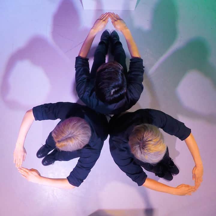 RYOGA -XTRAP-のインスタグラム：「Human Kaleidoscope  by @xtrap.official   【How to watch 】⚠️ •Not fix focusing to any specific point.  •Watch as one circle.  •You can watch with their shadows too.  Have fun with Human Kaleidoscope.」