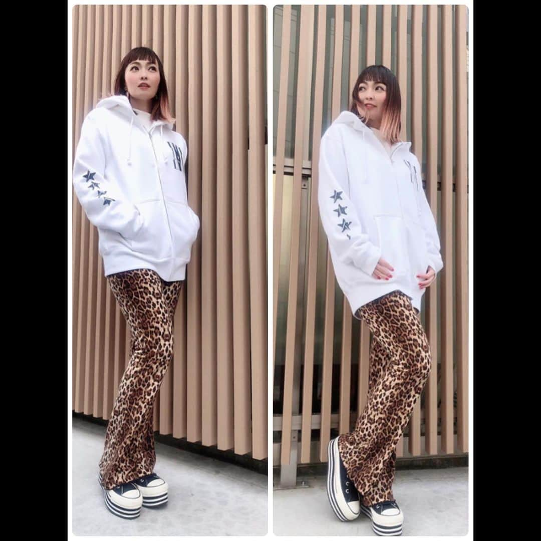 Minaさんのインスタグラム写真 - (MinaInstagram)「奈々さんプロデュース リクエストがあったので M size （左） L size （右） 着てみたよ😆  オーバサイズが好きな私は お尻もすっぽり隠れる L sizeをオーダー😍  皆さんはどうします？  MAXメンバープロデュース グッズ第4弾‼️ NANAプロデュース「25th スウェットフルジップパーカー」の発売が決定‼️  25周年を記念して NANAが考案したデザインがプリントされたパーカー 右袖にはメンバーそれぞれの名前の頭文字入り😄  シンプルなデザインなので さまざまなところで オールシーズン着用できます 直筆メッセージ・サイン入りカード付き♥️ 完全受注生産商品のため 今回の販売以外での追加販売実施の予定はございません^_^🙇🏼 今回お買い逃がしのないように お気をつけください  ⭐️価格：7500円（税込） 　　送料：900円（税込） ⭐️サイズ：S / M / L / XL ⭐️カラー：ホワイト ⭐️申込期間：3月15日(月)～3月25日(木)23:59  ▽詳細・申込 http://sp.rising-pro.jp/nanamax/news/VFBsEGHL2G/  #max#25th #anniversary#maxthebomb#YouTubeチャンネル#オリジナルグッズ#ファンクラブに入会してなくてもGETできる特別なこの機会に是非」3月19日 22時37分 - mina_1977