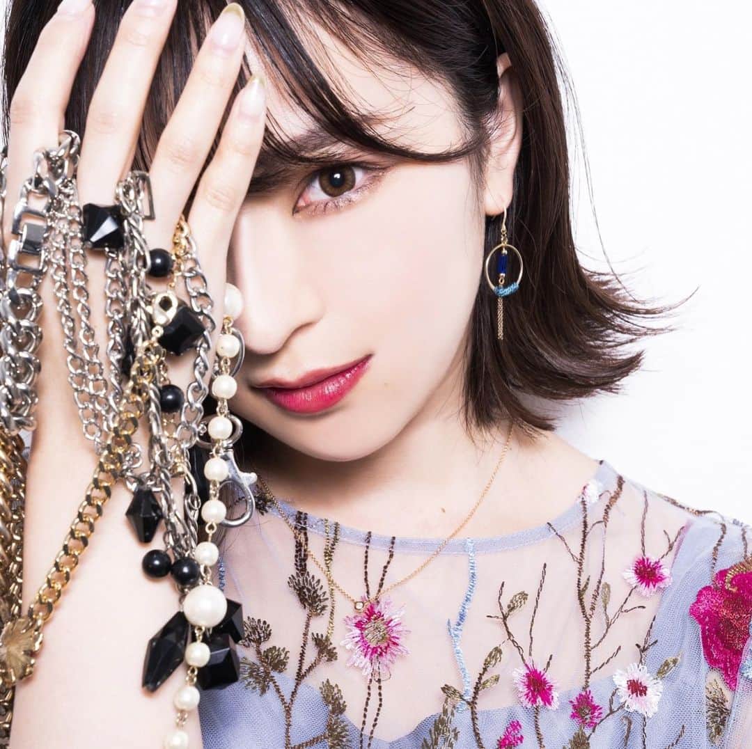 ヘラヘラ三銃士のインスタグラム：「. . 100万人を記念して新アー写の撮り下ろししたよ💙 . . stylist : @log_kenjikarasawa @logriho1001 @logkanako . thank you !!!」