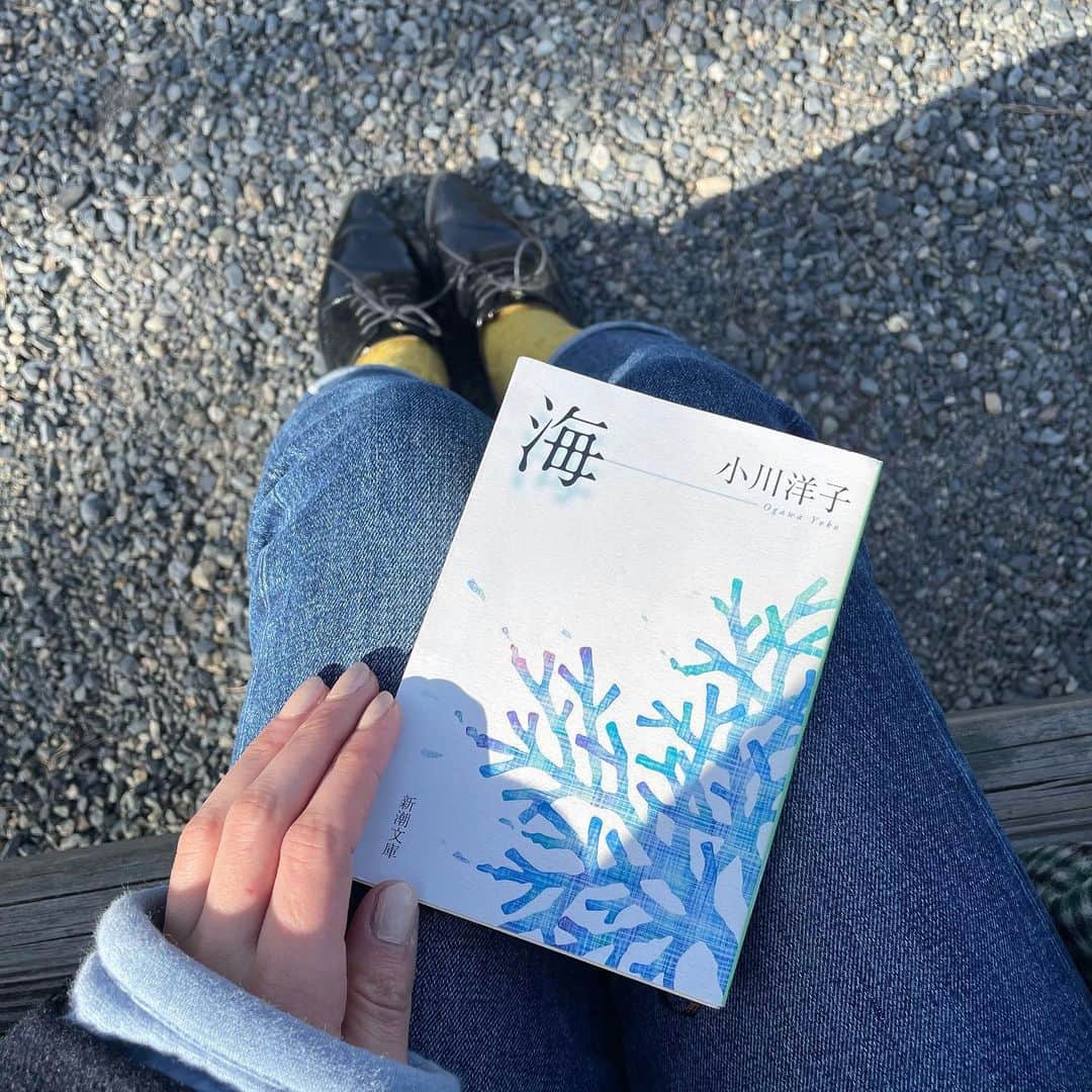 南沢奈央さんのインスタグラム写真 - (南沢奈央Instagram)「舞台を終えて。 #南沢奈央の読書日記 あたたかな昼下がり、公園のベンチで読書…… 至福の時。 #小川洋子 さんの#海  「欠けてしまった何か」を埋めるにも、補うにも、支えてもらうにも、"誰か"が必要。 春にぴったりの、あたたかくやさしい一冊。  こちらの読書日記はぜひ、bookbangにて。 https://www.bookbang.jp/minamisawanao/」3月19日 22時51分 - naominamisawa_official