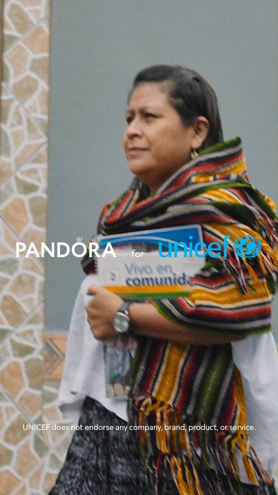 PANDORAのインスタグラム：「Discover how Charms for change in support of UNICEF impacts the hopes and dreams of young girls from indigenous communities in Guatemala through access to education. Pandora for UNICEF helps young people, especially girls, reach their full potential. 💙 #PandoraForUNICEF #CharmsforChange」