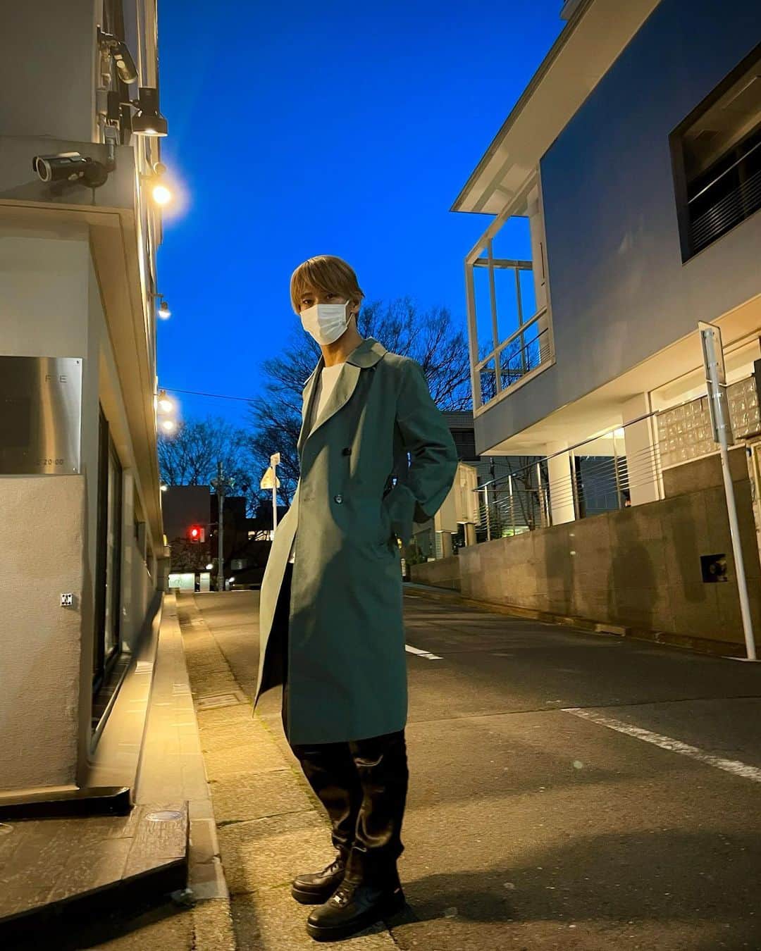 のインスタグラム：「Night falls.💫  夜になる瞬間の空🌃 18:12  #この空の色が好き #珍しく#ootd#tokyo#japan」