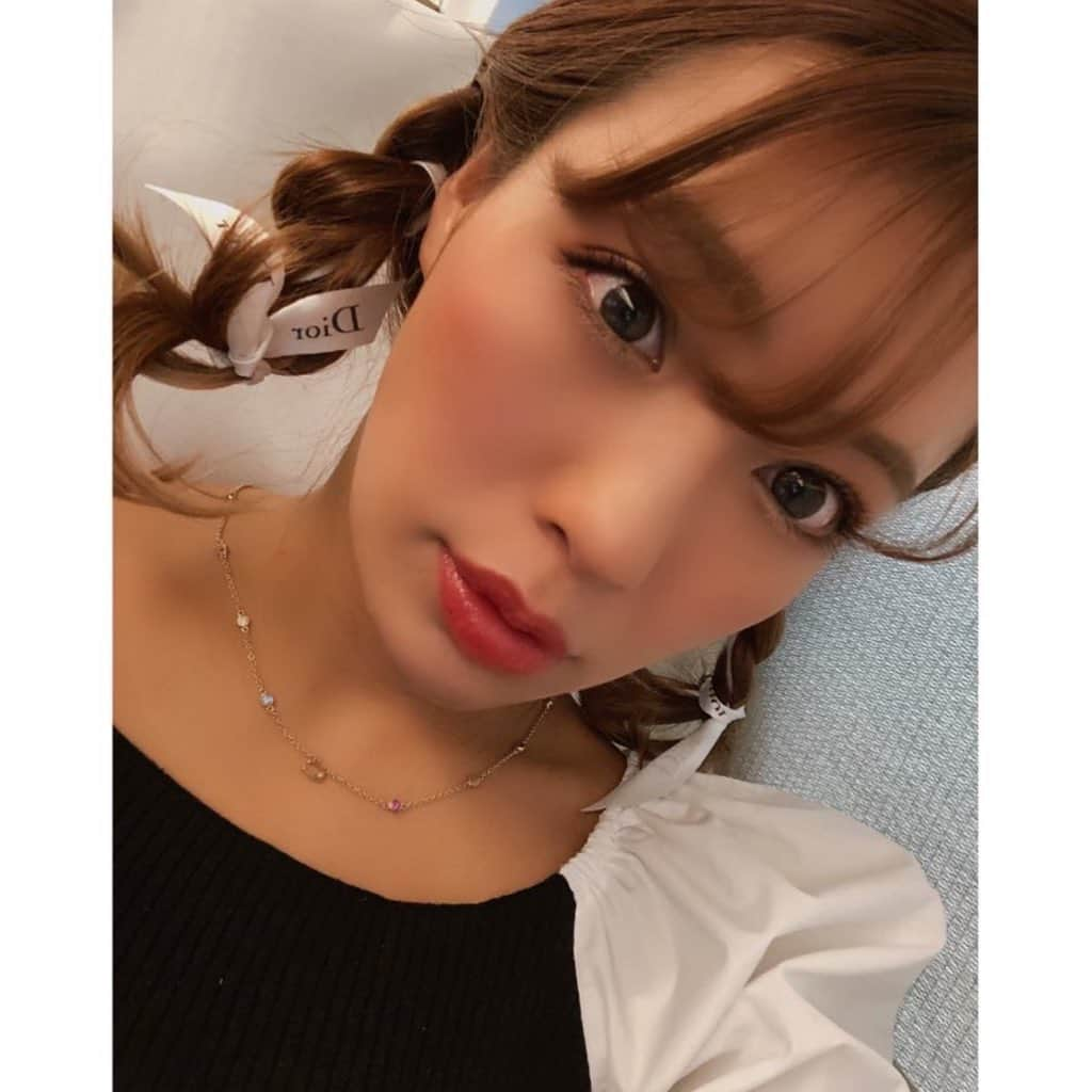 橋本梨菜さんのインスタグラム写真 - (橋本梨菜Instagram)「今日はお仕事で大阪行って日帰りで東京もどってきました♡♡  大好きなメイクの原田さん💄 キコーナの撮影やイベントで4年間もお世話になってて、毎月会ってたのにコロナでずっと会えず今日は1年ぶりぐらいに会えました♡  他にも大好きなスタッフの皆さんに会えて凄く元気をもらいました☺️♡  関西の人たちってホントに勢いあって話が進むのはやくておもしろいよなぁ〜。勉強になる🥰  りなもばっりばりの関西人やけど、それでもやっぱり関西人って凄いよなっておもう🙄  帰りの新幹線、Netflixでドラマ見たかったのに携帯の充電なくて、  「暇や〜」って言いながら、もらったプレゼントのリボンで三つ編みしてた☺️  横で仕事してるマネージャーも リボンで三つ編みしてた笑  携帯にめちゃくちゃNetflixのドラマダウンロードしといたのに🥺  結果、携帯で仕事もできず、 充電1%でたえてた😳  うーもったいない移動時間😂  日帰りはさすがに座り疲れたなぁ〜なんていいながら、 ハワイ行く時7時間飛行機すわってるよね？  オーストラリア行った時14時間ぐらい座ってなかったかな？  考えたらすごいなぁ〜♡  またゆっくり大阪帰りたいなぁ♡ また大阪で撮影会やろう！笑 ↑理由がおかしい👱🏾‍♀️😂😂  明日は💮はなまるからのライブ！ ハードな1日になりそうなので、 早めにねることにします🥱  といいつつ、 なんでか不眠症モードはいってるから、寝付きが悪くて困ったなぁ。  半身浴もしたし、 今日はぐっすり寝れますように♡  あしたもよろしくねーー！！  しっかり日記みたいになった😇  . . . . . . . . . . . . . . . . . . . . . .  💎スケジュール💎  3/14 放送の「極楽とんぼのタイムリミット」  見逃し配信ちゅ〜💛  🗓3/16 👸火曜日定期生配信 19:15〜ファンクラブ配信 19:30〜YouTubeシャベチャン生配信  🗓3/20 リップガールズセッション撮影会✨  🗓3/20 sherbet渋谷ライブ🎤  🗓3/23 👸火曜日定期配信 19:15〜ファンクラブ配信 19:30〜YouTubeシャベチャン生配信  🗓3/28 はなまる名古屋予定🤫  🗓3/30 👸火曜日定期生配信 19:15〜ファンクラブ生配信 19:30〜YouTubeシャベチャン生配信  4月も盛りだくさんですがスケジュールはもう少しお待ちください🥰  💎掲載情報💎 EXMAX deluxe表紙です EXMAX  グラドル•ザ•ベストDX チェックお願いします😙💛  💎レギュラー番組💎 新番組✨ 「グラドル向上委員会（仮）」 MCさせてもらってます〜🥰  Amazonプライムでは 「ケンドーコバヤシの絶対見ない方がいいテレビ」 毎月配信中です〜！ 今月は呪いについて、、、、 怖いよ〜🥶🥶🥶🥶 ぜひご覧ください♪  💎橋本ちゃんねる💎 毎週約２本更新中〜✨ 登録者数5万人超えました〜👏  💎シャベチャン💎 毎週３本更新中〜✨ もうすぐ登録者数30万人！  その他、橋本情報はTwitter🐣 sherbetの情報はHPや、 ファンクラブページをご覧ください✨」3月19日 23時36分 - hashimoto_rina_