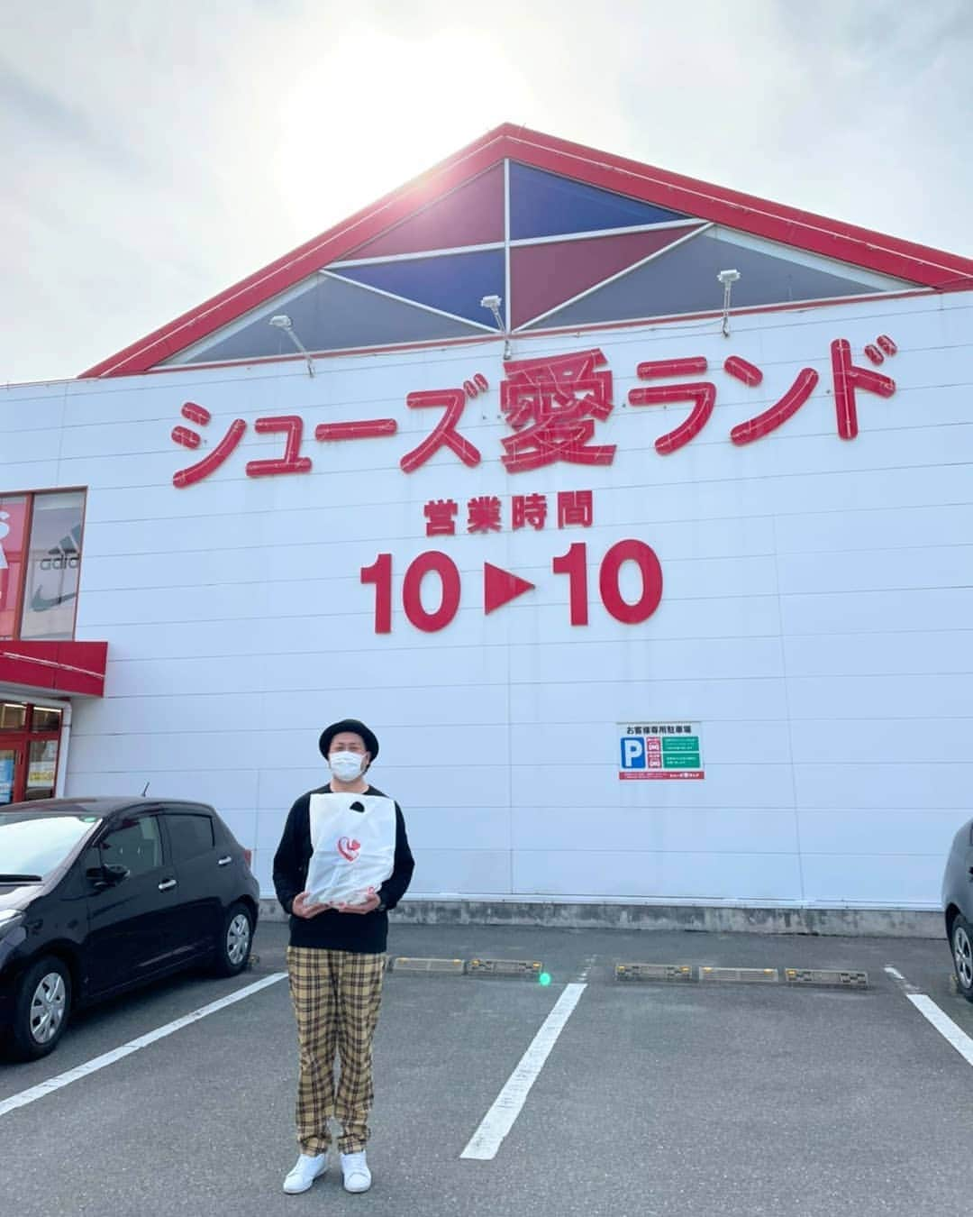 青木淳也のインスタグラム：「* * * "シューズ愛ランド"でロケでした！ 自分の分と奥さんの分の スニーカーを買いました！ ワクワクー！ * コチラの営業時間は… 営業時間０分じゃないですよ！ 10時〜22時ですからねー！ 春からの新生活を新しい靴で 気持ち良く迎えてくださいね！ * ⚠️営業時間を現在短縮している店舗が 多数ありますのでご注意ください * テレＱ『チラチラパンチ』 毎週土曜日24:55～オンエア！ ご覧くださぁーい！ * * #ブルーリバー #チラチラパンチ #TVQ #ロケ #博多 #hakata #福岡 #fukuoka #写真 #picture #photo #バラエティ #情報 #グルメ #福岡グルメ #ふれあい #絶品 #バリうま #ランチ #ファッション #お笑い #お笑い芸人 #シューズ愛ランド #靴 #スニーカー #sneakers #感謝」