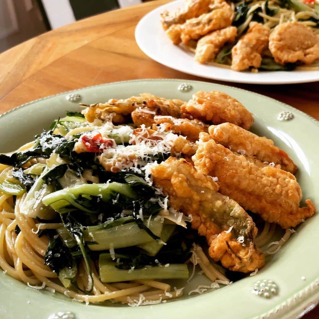 辻仁成さんのインスタグラム写真 - (辻仁成Instagram)「イタリアのプンタレッラという野菜のパスタです 葉っぱでペペロンチーノにし、中にある白アスパラみたいな突起部をフリットにして我が家では食べますが、苦味があり、かなり美味いよー。  世界にはいろんな野菜がありますね。」3月20日 0時16分 - tsujihitonari