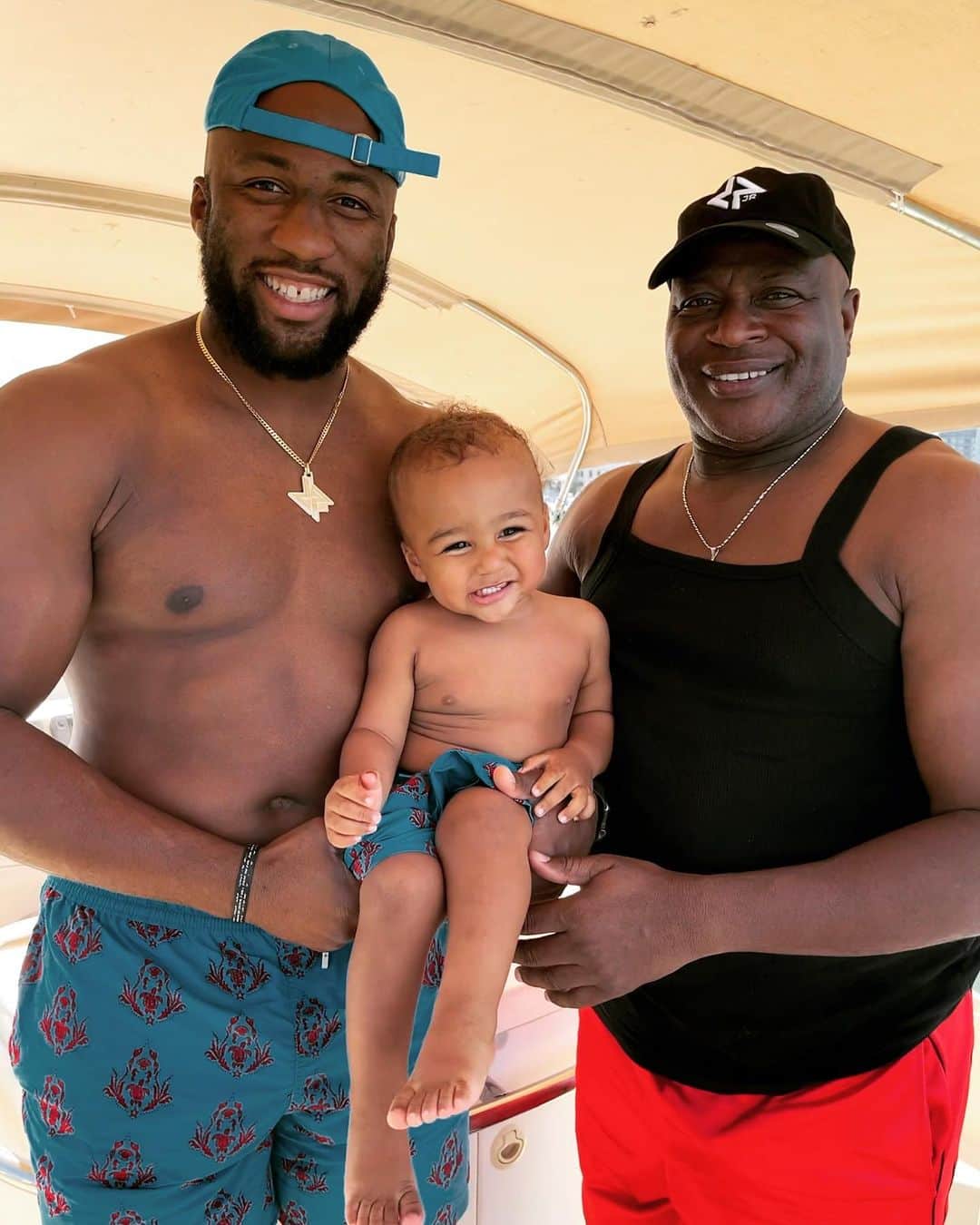 メル・ロハス・ジュニアのインスタグラム：「Mel Sr, Mel Jr, and Mel III #3generations 🙏🏾」