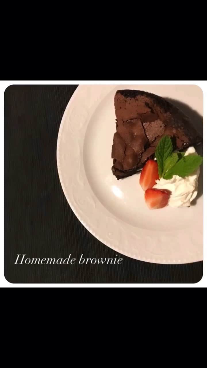 高野あゆ美のインスタグラム：「Browni tarifi soran oldu buraya bırakıyorum 😊 Tamamını izlemek için sol alttaki tv ikona dokunun 📺 Video 3 dakikalıktır. Güzel hafta sonları diliyorum 🌸 どっしり系ガトーショコラ、10年来のお隣さんが気にいってくれて時々リクエストいただきます😊 #homemadecake #kektarifleri #brownie #browni #çikolatalıpasta #ayumininmutfağı #ガトーショコラ」