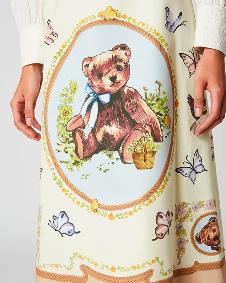 ポール&ジョーさんのインスタグラム写真 - (ポール&ジョーInstagram)「All we need is kindness and this cute teddy bear printed skirt 🧸⁠ Details from our FAUBOURG skirt from the new SS21 collection, now online!⁠ -⁠ #PaulandJoe #SS21 #Spring #Summer #Prints #Teddybear #Buttefly #Cute #Skirt #Details #Fashion #Mode」3月20日 1時02分 - paulandjoeparis