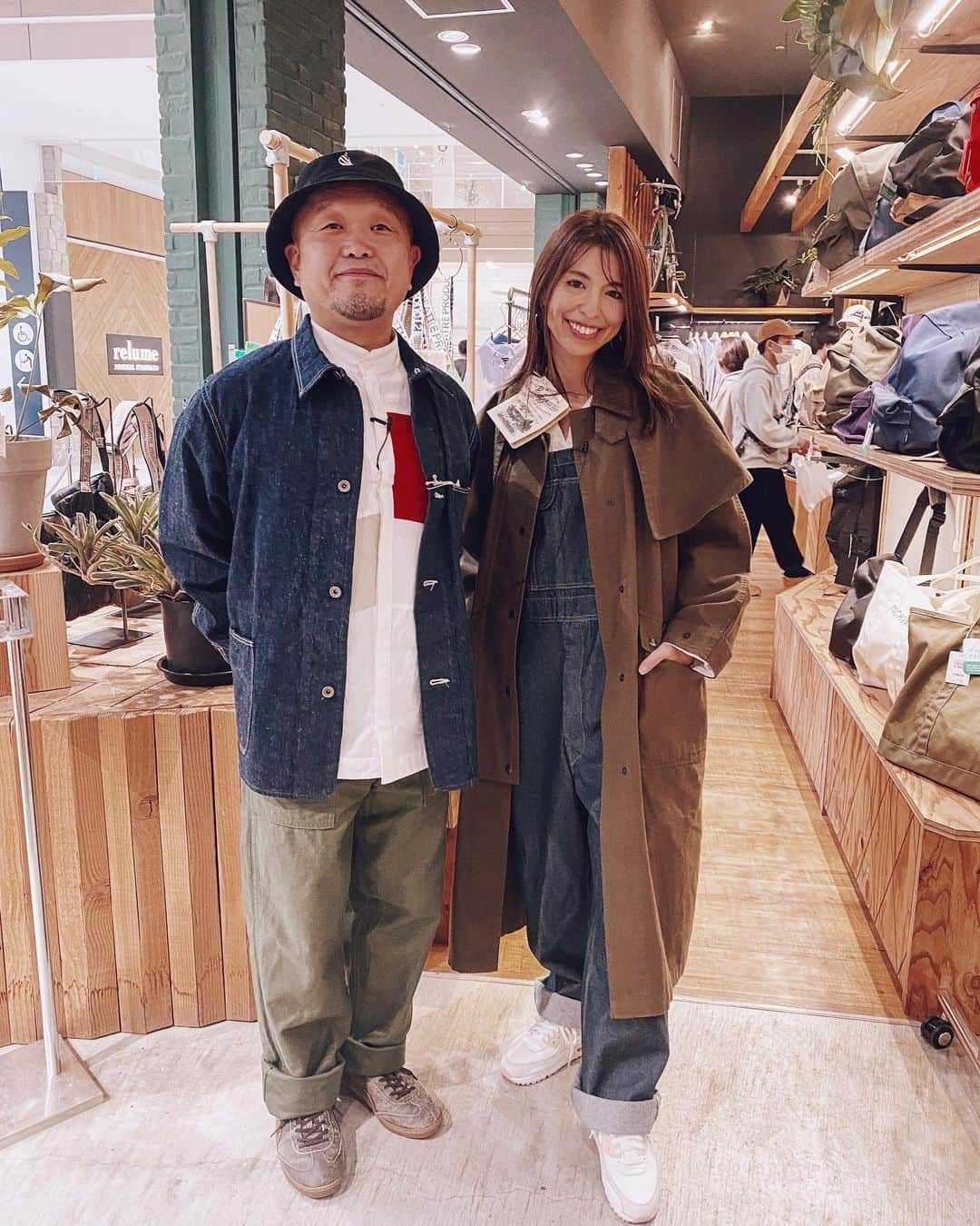 高橋菜摘のインスタグラム：「👗 MCをやらせてもらってる @lalaport_official  ららぽーと公式youtubeチャンネル 「ららえびチャンネル」 好評につきなんとっっっ 第3シーズンがUPされました📺 感覚が合う人たちとの現場が大好きで オールアップすると毎度切なく 次の撮影期間が決まると ハイタッチな気分です🤜🤛 . 今回ついに念願のファッション企画👗 @freaksstore_official さんを始め 他にも色々お邪魔しました🤍 ららぽーと海老名フードコートや色んな箇所の 大きなモニターに私と @aki_gl_cube さん いつも居るので行った際は是非観てね！ 海老名駅周辺にも大きなポスターや柱巻にも☑︎ youtubeチャンネル登録、👍もよろしくお願いします🙋‍♀️ 全てプロフィールURLからっ✌️ ららえびチャンネル過去放送分の まとめサイトも出来ました👏 そちらもプロフィールURLに追加しました💓 . . MCが使用しているマスクは @otonadekodomo さんのマスクです🤍 #ららえびチャンネル #youtube #最後まで観るといい事あるよ」