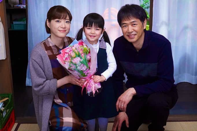 のインスタグラム：「祝🎊クランクアップ💐2️⃣﻿ ﻿ 大好きなママとじいじに囲まれて﻿ #加藤柚凪 ちゃんオールアップです🙌﻿ 柚凪ちゃんが好きなピンクのチューリップをお渡ししました🌷﻿ ﻿ いつもニコニコ元気な柚凪ちゃんは﻿ ドラマの中でも撮影現場でもみんなの癒しになってくれました💕﻿ ﻿ 最後は「つぐみちゃんになれてよかったです！！」と素敵な挨拶でお別れでした😭✨﻿ ﻿ #監察医朝顔 #朝顔﻿ #最終回明後日夜9時放送﻿ #上野樹里﻿ #時任三郎﻿ #風間俊介﻿ #山口智子﻿ #加藤柚凪﻿ #フジテレビ」