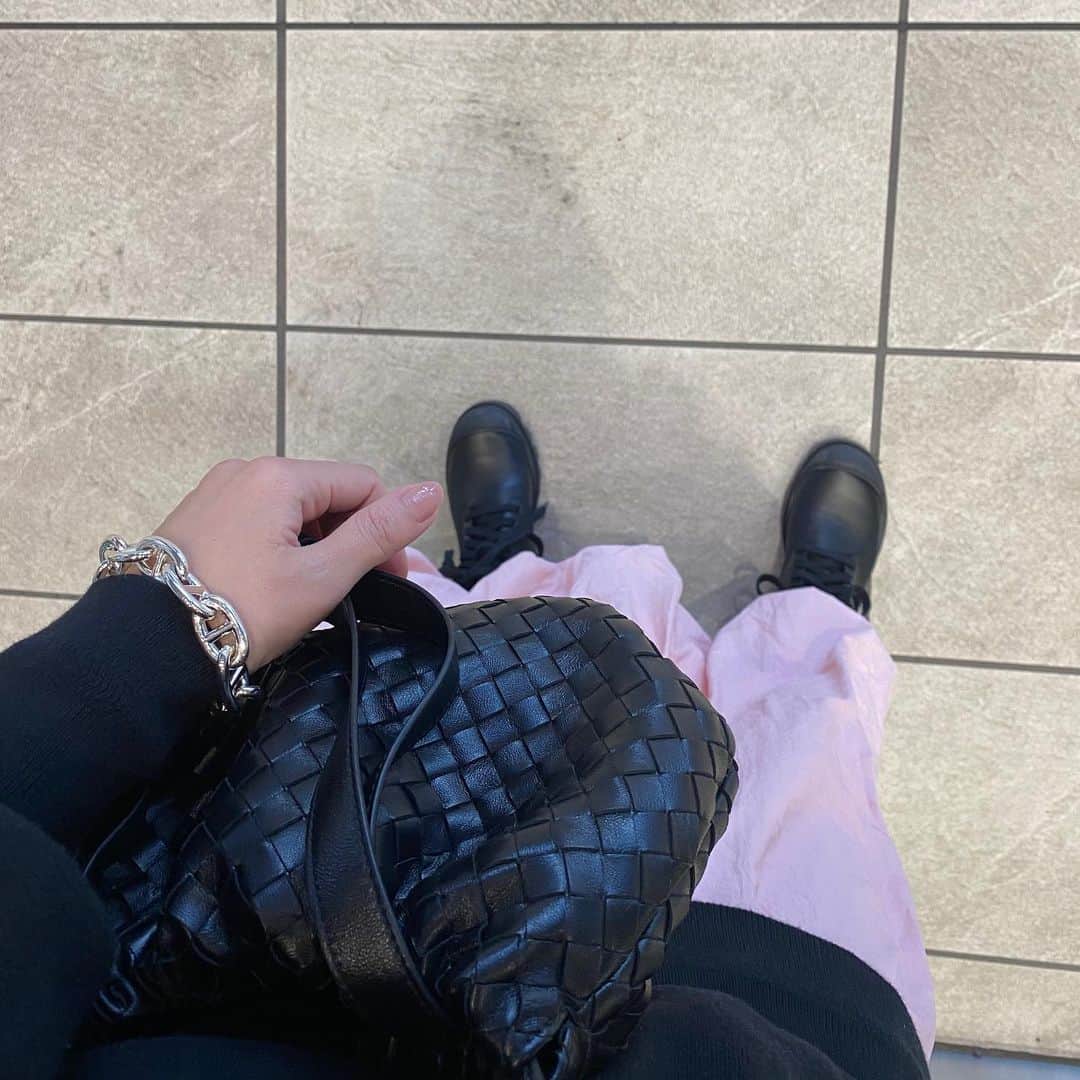 近藤千尋のインスタグラム：「ちょっとずつ🤏春仕様🌸  ネイルは💅 @three0511  ワンピースは @amerivintage  ブレスレットは @hermes  ニットは @hyke_official  靴は @loewe  かばんは @newbottega   お昼はアウター置いてくるようになり 夜はまだまだ寒いから忙しいね🥺  岡山と、愛知のじぃじばぁばに 会いたいなぁって 最近毎日言う長女👧  わたしも、実家に帰って ばぁばとじぃじに 子供達見てもらって お昼寝したいなー🥺笑♥️  もうずーーーっと会えてないもんね… 実家が遠い方は皆んなそうですよね😭  早く会いたい人に会える世の中に なりますように。🥲🤲🙏  と思いながらソファでゴロゴロタイム❤️ みんなは休日何してますか🤫」