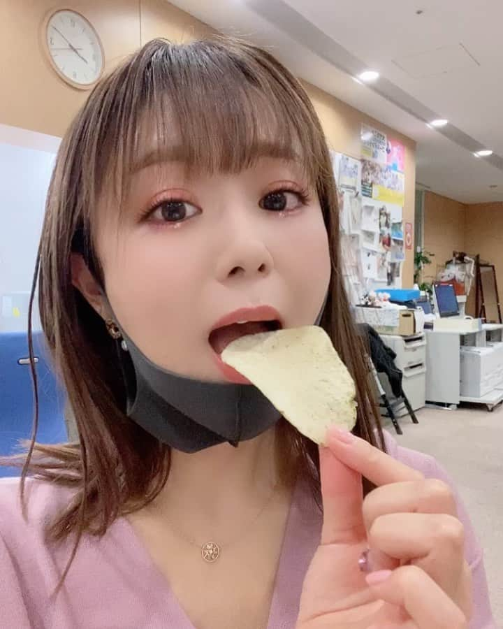 井口裕香さんのインスタグラム写真 - (井口裕香Instagram)「😛 #unozero ディレクター 矢島さんが買ってくれた 菊水堂さんの工場直送の ポテトチップスがおいしくて つまむ手が止まらなかった… 🤏🤤💭 ごちそうさまでした〜！！！ . . #これはきのうのおしゃしん」3月20日 11時43分 - ooo31_iguchiyuka_31ooo