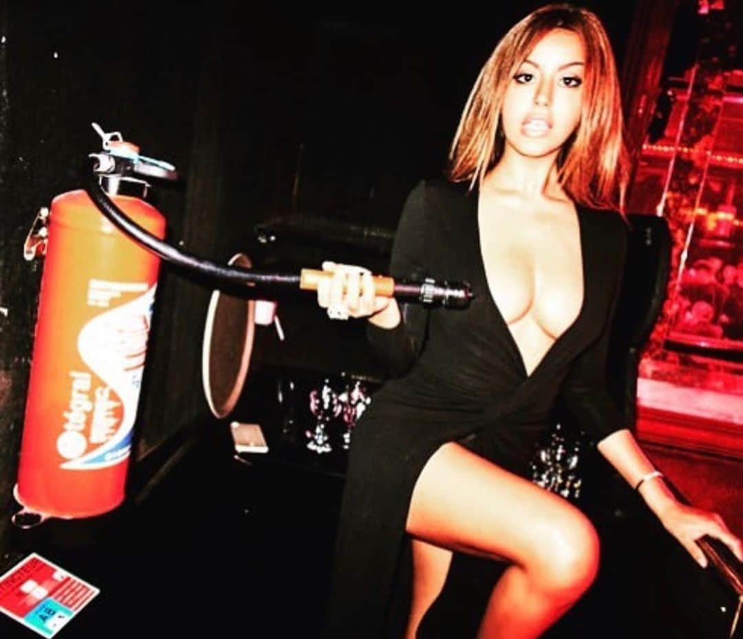 のインスタグラム：「@ellenvonunwerth ready to extinguish that fire 🔥」