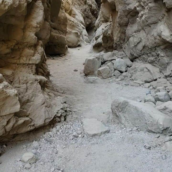 ウィリー・ガーソンのインスタグラム：「Morning hike, Slot Canyon, @anzaborregodesertsp」