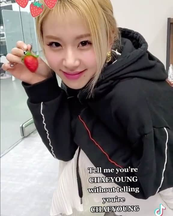 チェヨンのインスタグラム：「as expected our strawberry princess🍓🍓 #chaeyoung #채영 #twice #트와이스 #prettyrapstarchaeyoung #chaengtv」