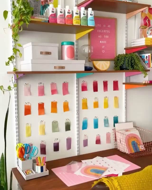 近藤麻理恵のインスタグラム：「Designate a home for your office komono (AKA miscellaneous items) with these smart, sustainable organizers from @thecontainerstore x @konmari.co collaboration. Bravo, @thecraftedlife! 🌈」
