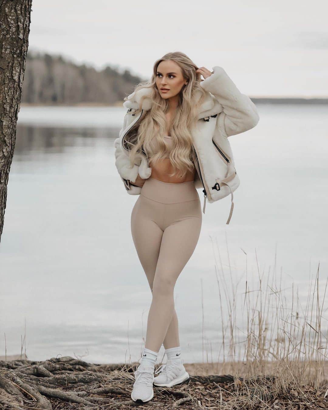 Anna Nyströmのインスタグラム：「Friday walk ☁️」