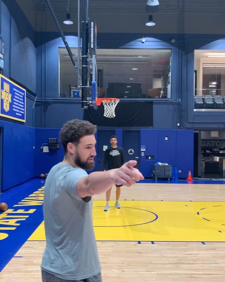 クレイ・トンプソンのインスタグラム：「Best part of my rehab each day: no jumpin’ jumpers aka the easiest rebounding @zazapachulia will ever have to do   Always put the money rack in the corner 👌🏽   #longloaf #imsobored #imissgettingbuckets #purewater 💦」