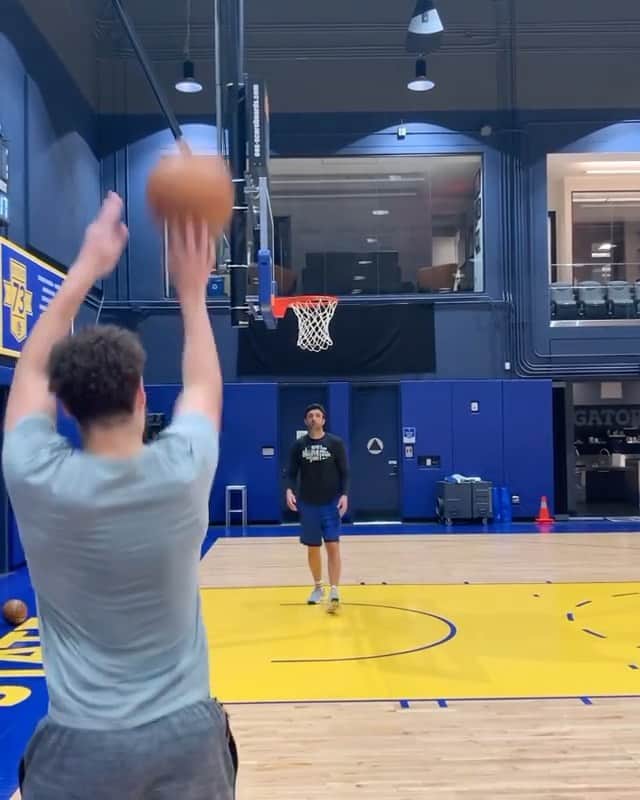 スポーツセンターのインスタグラム：「Klay Thompson is back to draining 3’s 👏 (via @klaythompson)」