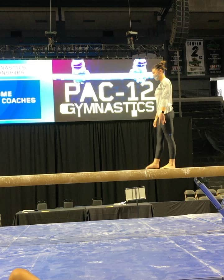 カイラ・ロスのインスタグラム：「This is what my aerial might have looked like at last years Pac-12 Championships🙃  Wishing I could be out on the floor in leotard this year but so excited to be here supporting my favorite ladies💙😘 GO BRUINS!」