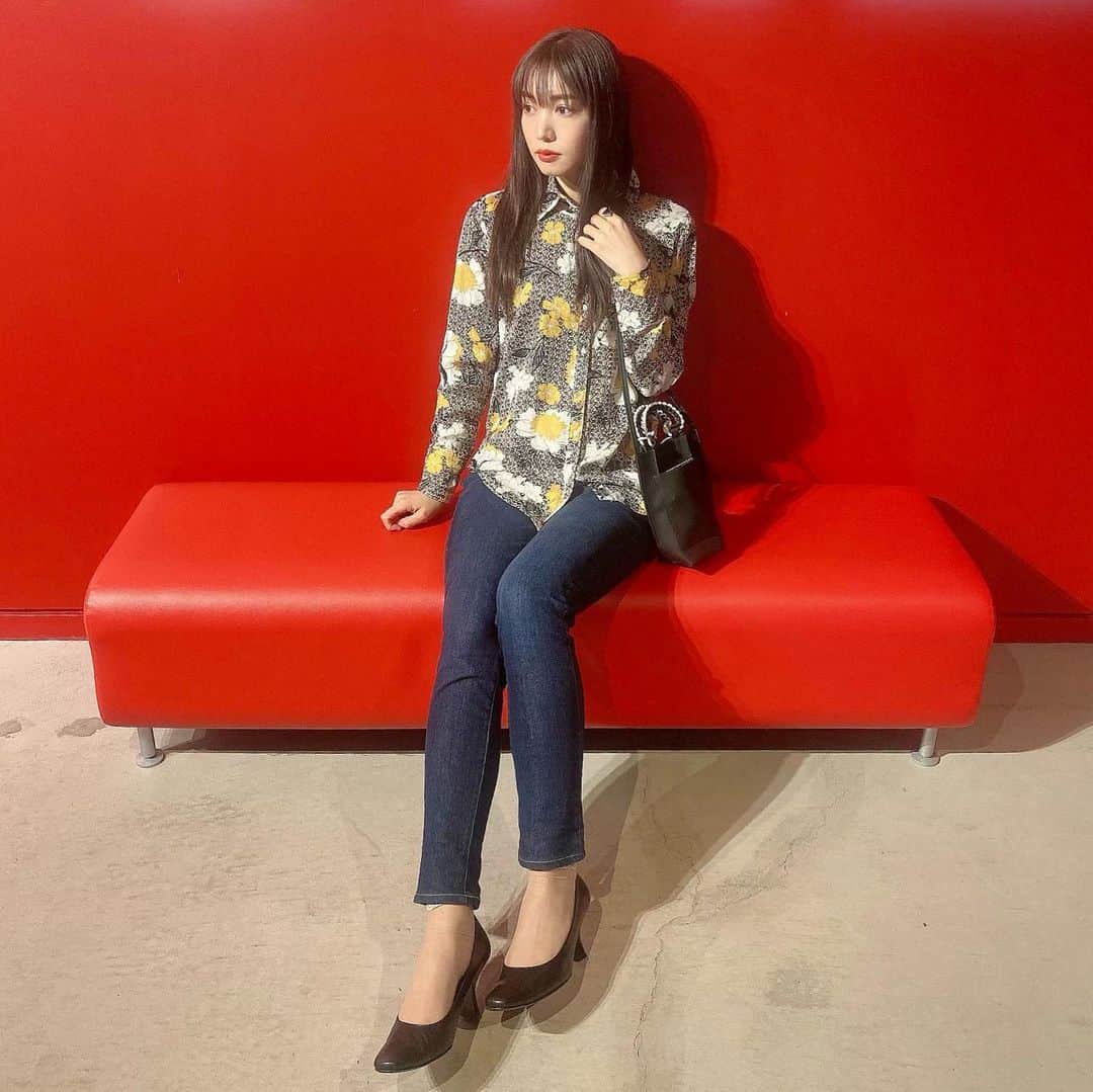 のインスタグラム：「. 長財布とスマホとリップが入るくらいのミニバッグも今年買ったんだ〜 私荷物多い派だけどたまには🙆‍♀️  💼#emmi  #ミニバッグ#バッグ#鞄#パンツコーデ#モード#モード系#ポートレート#被写体#サロンモデル#サロモ#シャツ#ザラ#柄シャツ#zaraコーデ#春服#今日のコーデ #パンプス#ハイヒール#zara#ring#fashion#ootd#portrait#japanese#japanesegirl#asiangirls」