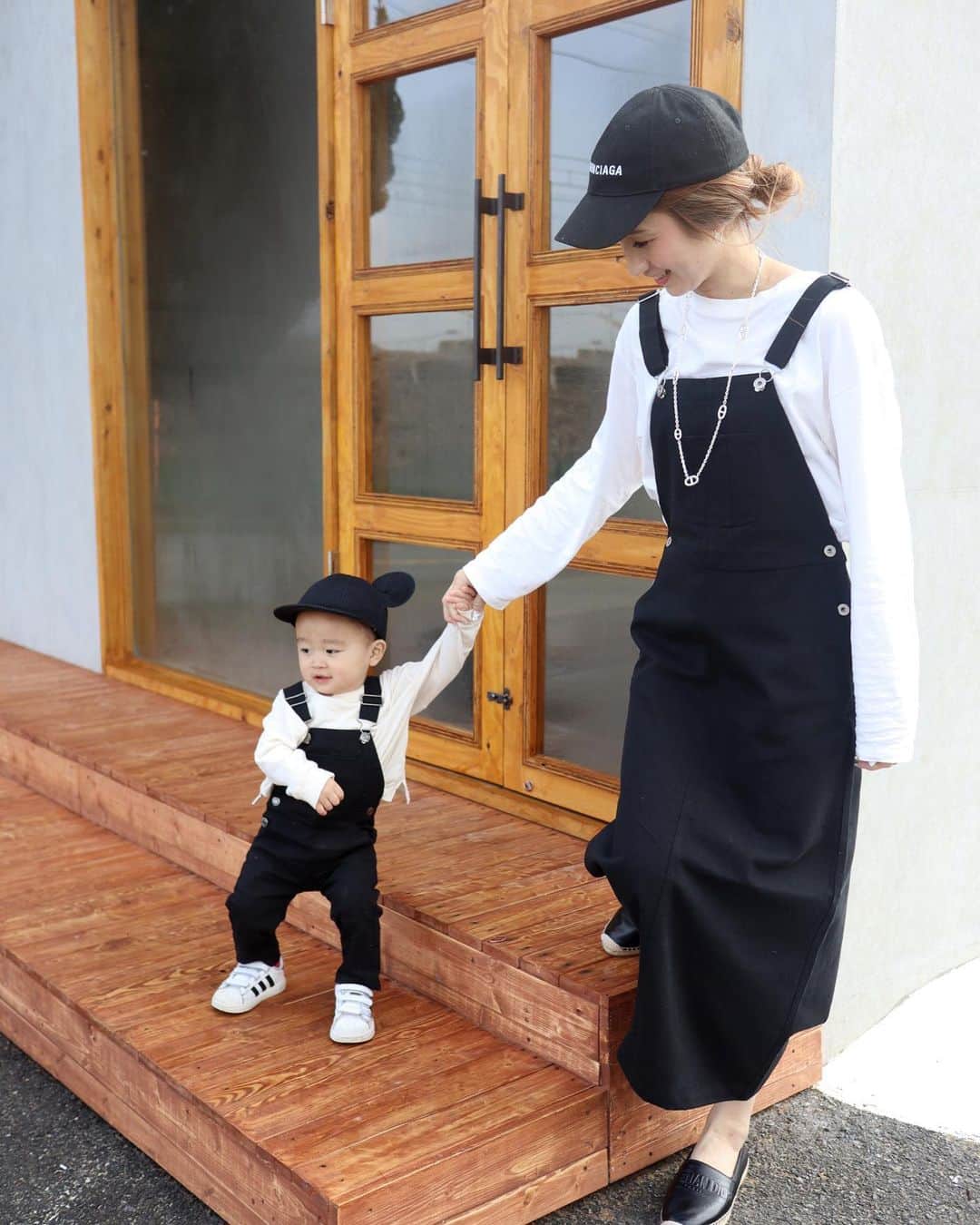 のインスタグラム：「ㅤ ㅤ ㅤ ㅤ 🖤 ㅤ mama ㅤ salopette： @bebe____ange tops： @beautyandyouth_official cap： @balenciaga  bag： @chanelofficial shoes： @dior  ㅤ ㅤ baby ㅤ tops&salopette： @bebe____ange cap： @bebe____ange  shoes： @adidasoriginals   ㅤ  ㅤ 大人気だったサロペットがバージョンup🐼 生地も柔らかくして色々改良しました🎶 ㅤ  ㅤ 今日はいちご狩り🍓に行く予定💕 練乳かけまくって食べたい🤤 ㅤ  ㅤ  ㅤ #bebeange_cd#dior#diorshoes#chanelbag#mamagirl#ママガール#ママコーデ#ママファッション#ママバッグ#サブバッグ#サロペット#親子コーデ#親子リンクコーデ#リンクコーデ#ブラックコーデ#シンプルファッション#カジュアルファッション#シンプルコーデ#カジュアルコーデ#公園コーデ#お出掛け#アラサーコーデ#30代ファッション#男の子ママ#1歳5ヶ月#2歳差育児#2歳差兄弟   ㅤ」
