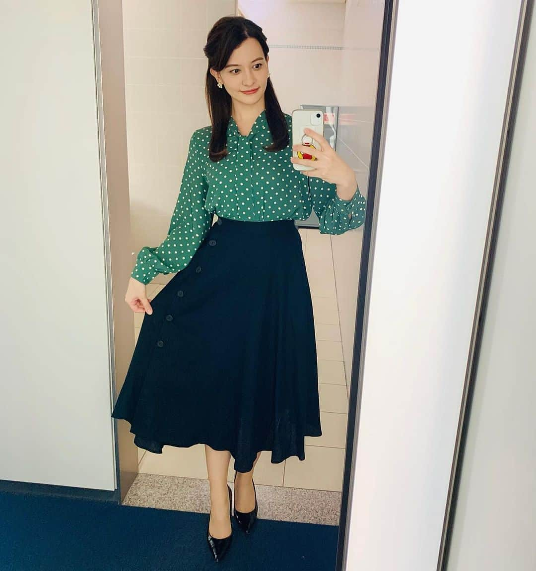 エリザベス・ハードキャッスルさんのインスタグラム写真 - (エリザベス・ハードキャッスルInstagram)「news every.衣装👗  1月4日(月) 新年最初のevery.は明るい印象を与えてくれる水玉柄のトップスにしました🍀リボン結びにもできたんですが、あえてシンプルに重ねてインしてみました🤍  トップス　@pierrot_shop   1月5日(火) 色や柄は渋いのに、清楚な印象に見えるワンピース💫お気に入りでした☺️  @doubleface_tokyo_   1月6日(水) 紫で統一コーデ💜綺麗な色ですよね！ トップスのシフォン素材が柔らかくて気持ちいいのです✨  1月7日(木) シンプルなワンピースですが、形がとても綺麗で使い勝手の良い一着です🥳✨  @aquagarage   素敵な衣装をありがとうございました😊  #日本テレビ #newsevery. #アナウンサー #キャスター #アナウンサー衣装」3月20日 8時41分 - elizabeth_hc49