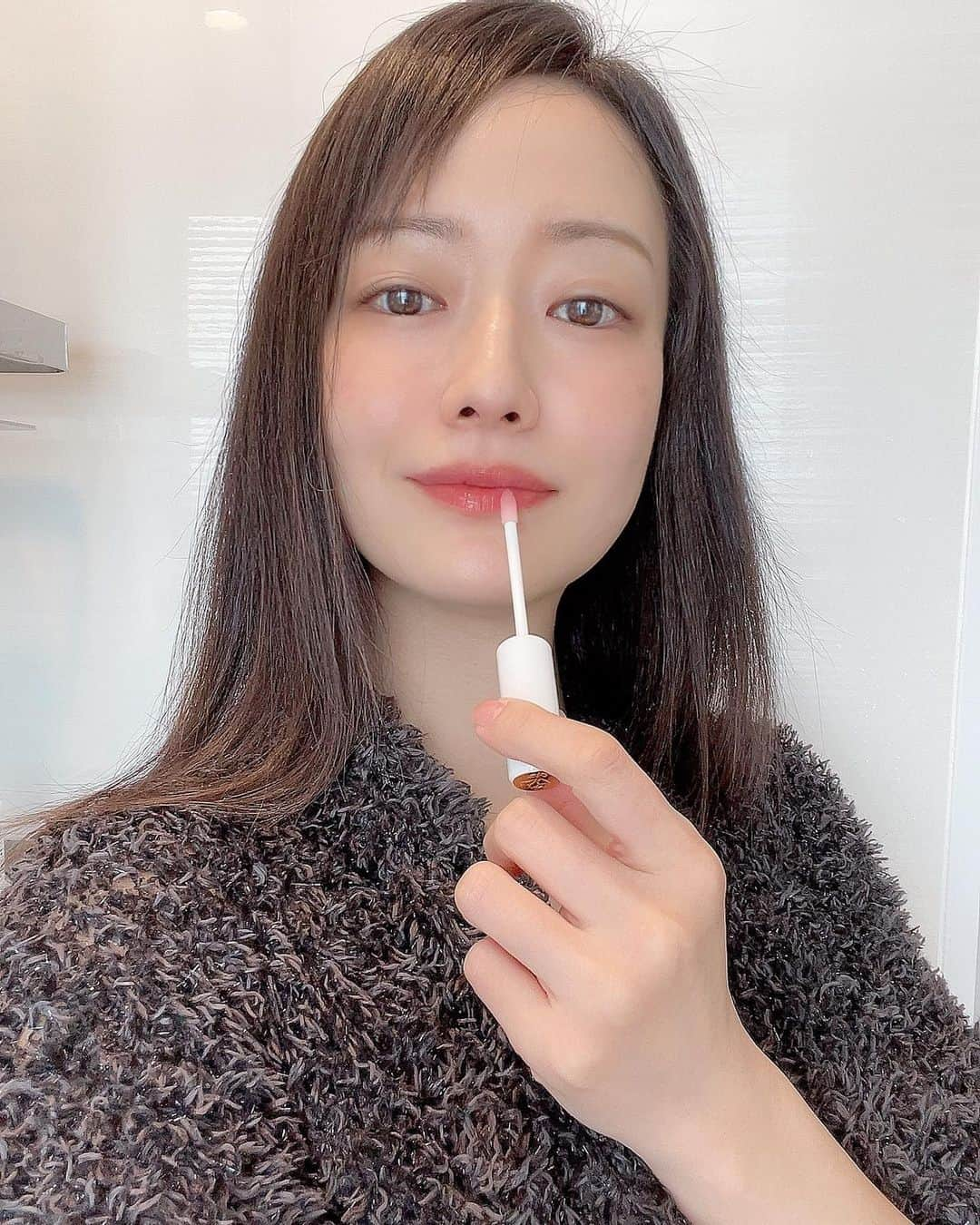 吉山りささんのインスタグラム写真 - (吉山りさInstagram)「💋 吉山りさの 勝手にオススメ美容アイテム🥰  今日はランコムのグロス 『ロージープランプ』💋  💎娘からのサプライズ😍💄💕  昔のランコムの ジューシーチューブが大好きだったのに廃盤😱 ↑ ブルーがスースーしてキラキラでオススメだった🏖  去年復活祭？で海外では発売されたとかしないとか✈️  これはマスクしても色つかないし潤う😍💋  スースーフェチだから嬉しい🕺🏼💗  某ブランドの有名グロスは塗った時は良いんだけど  次の日の唇バッサバサに😂 （2本使ったけどやはり合わずに断念💦笑）  💋💋💋 とゆーことで 日焼け止めパウダー＆眉毛＆グロスで 手抜きメイク完成☺️✨  今夜YouTubeアップします🎬 ラストスパートの編集がんばりまうす🕺🏼  #吉山りさ  #勝手にオススメ美容アイテム  #美容 #化粧品 #メイク #ロージープランプ #グロス #ランコム #lancome #デパコス #デパコスリップ #labsolugloss #ラプソリュグロス  #gloss #nudemakeup #スースーフェチ #美肌  #唇 が年中無休で荒れる😂 #ヌードカラー #ヌードネイル は仕事の時必須✨  #アラフォーママ #アラフォーメイク #40代メイク #40代 #手抜きメイク   #youtube #youtubechannel」3月20日 8時39分 - oreorerisa